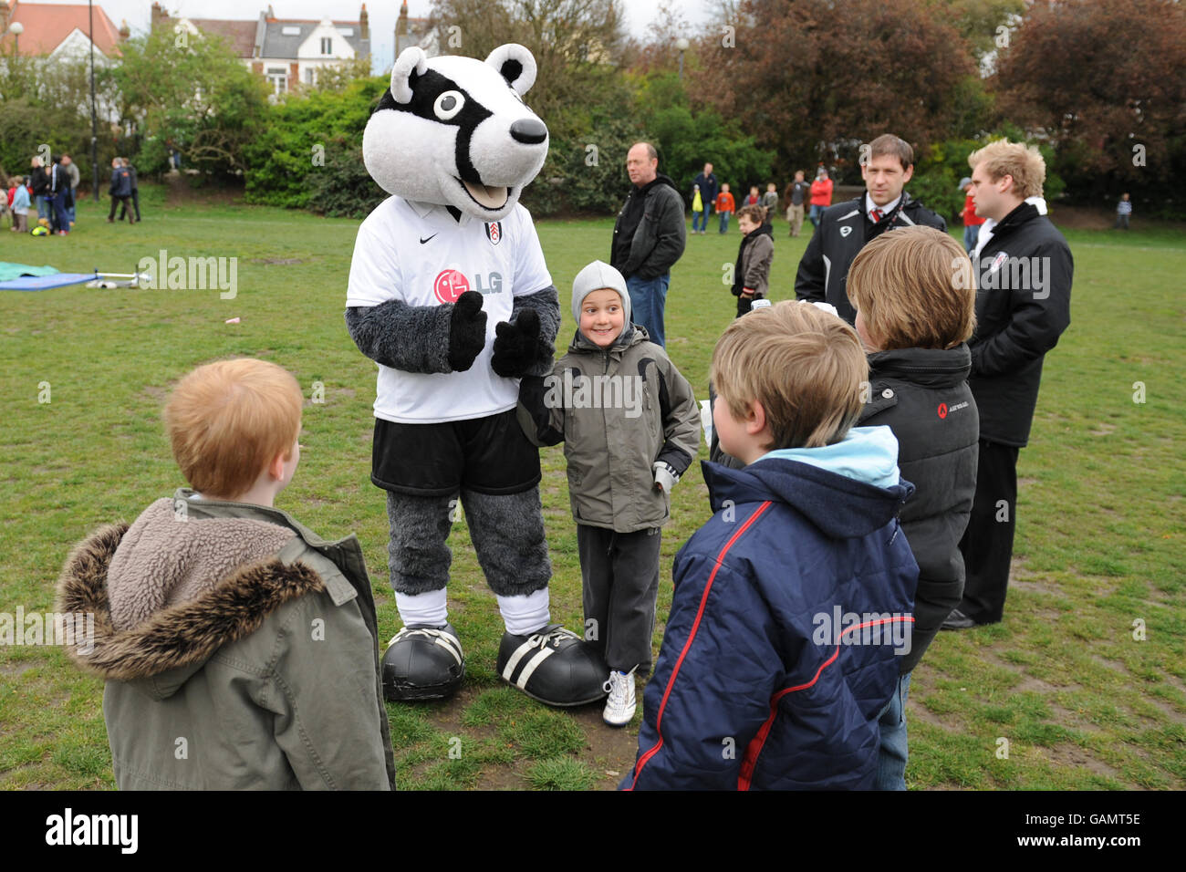 Calcio - Fulham Community Day - Bishops Park. Attività che si svolgono nella giornata della sensibilizzazione della comunità Foto Stock