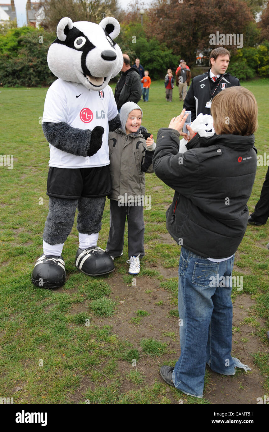 Calcio - Fulham Community Day - Bishops Park. Attività che si svolgono nella giornata della sensibilizzazione della comunità Foto Stock