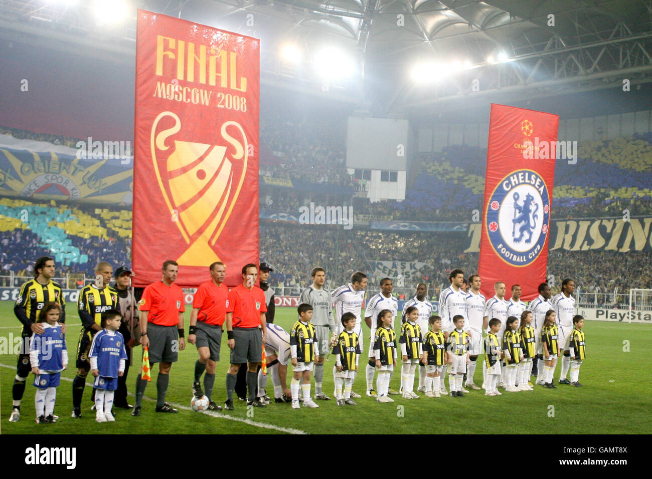 Calcio - UEFA Champions League - quarto finale - prima tappa - Fenerbahce v Chelsea - Sukru Saracoglu Stadium. Fenerbahce e Chelsea si allineano prima del gioco Foto Stock