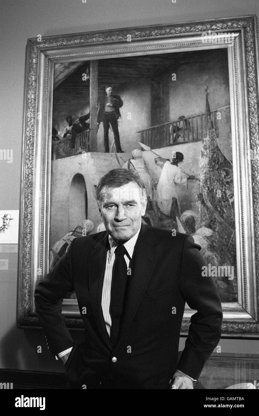 Film Star Charlton Heston con il dipinto ad olio di G W Joy 'The Death of General Gordon' che ha ispirato l'epico film Khartoum che ha interpretato Heston. Foto Stock