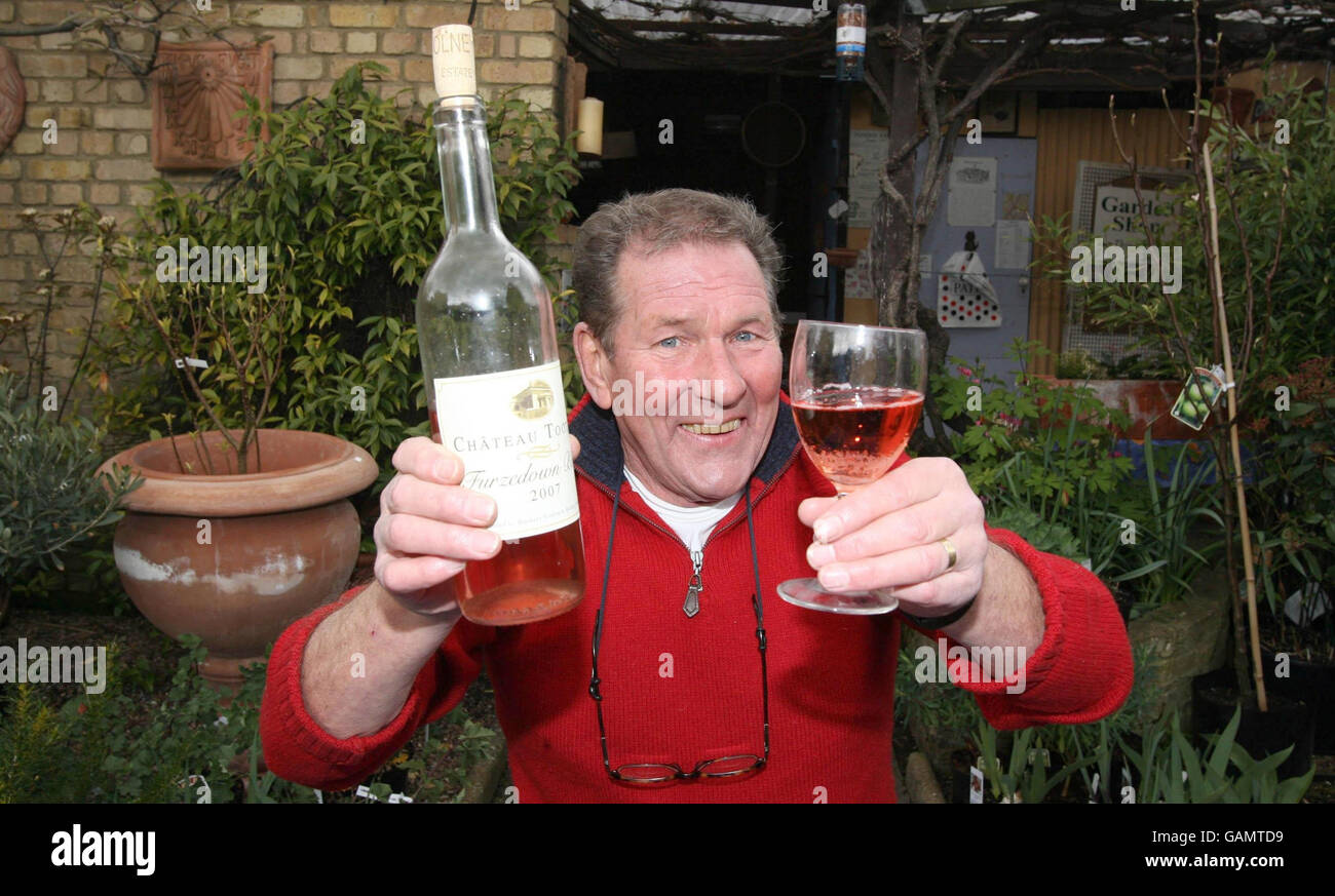 Stuart Mungall con il suo vino Chateau Tooting al suo Garden Centre di Tooting, Londra, dove coltiva le uve. Foto Stock