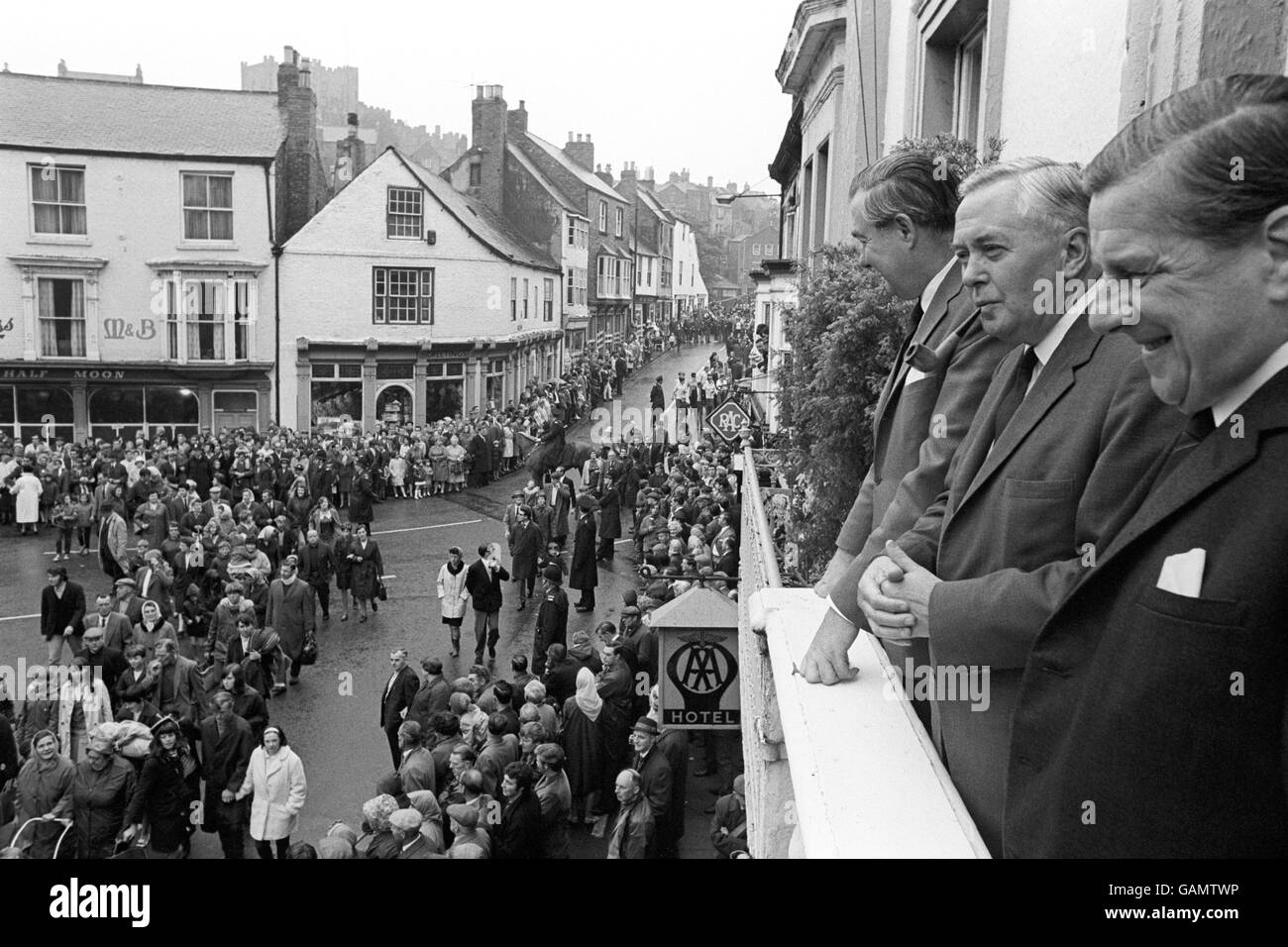 Il primo ministro Harold Wilson, il Cancelliere dello scacchiere, James Callaghan e il Segretario Generale aggiunto della TUC, Vic Feather, osservano la processione dei minatori da un balcone del loro hotel durante il gala dei minatori di Durham. Il primo Ministro e il Cancelliere sono stati tra gli oratori al Gala. Foto Stock