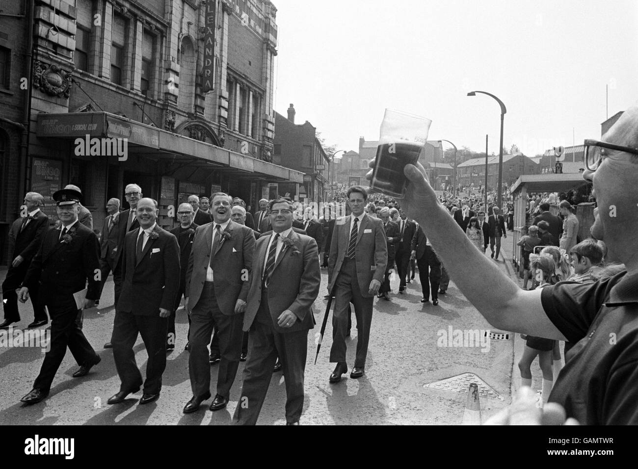 Il primo ministro Harold Wilson, il Cancelliere dello scacchiere, James Callaghan e il Segretario Generale aggiunto della TUC, Vic Feather, osservano la processione dei minatori da un balcone del loro hotel durante il gala dei minatori di Durham. Il primo Ministro e il Cancelliere sono stati tra gli oratori al Gala. Foto Stock