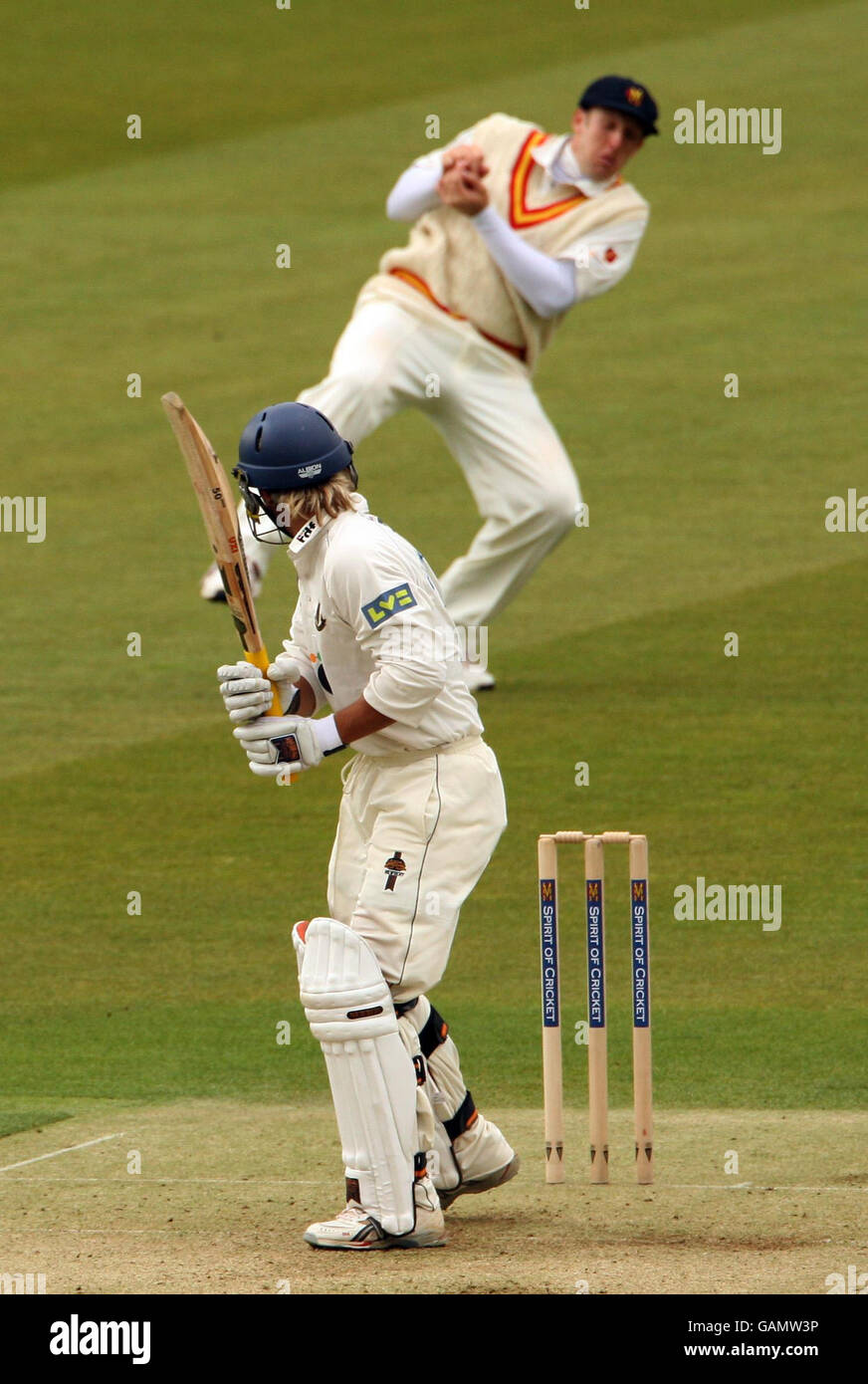 Carl Hopkinson di Sussex è stato catturato da James Tredwell di MCC per il 23 durante la partita della Champion County al Lords Cricket Ground, Londra. Foto Stock