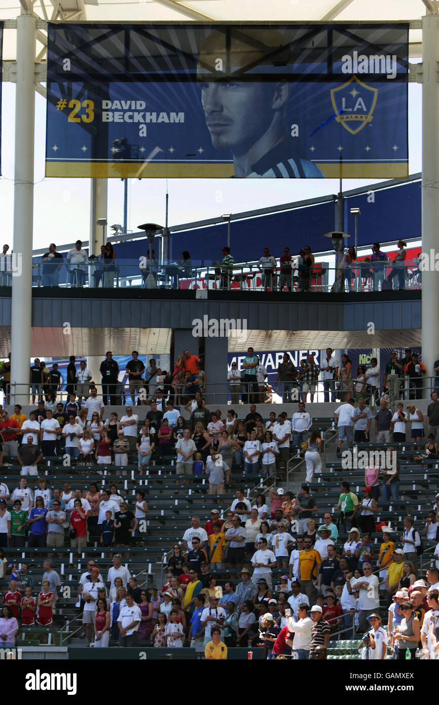 I fan DI LA Galaxy guardano la partita con un grande poster di David Beckham in testa durante la partita di calcio della Major League presso l'Home Depot Center di Carson, Los Angeles, USA. Foto Stock