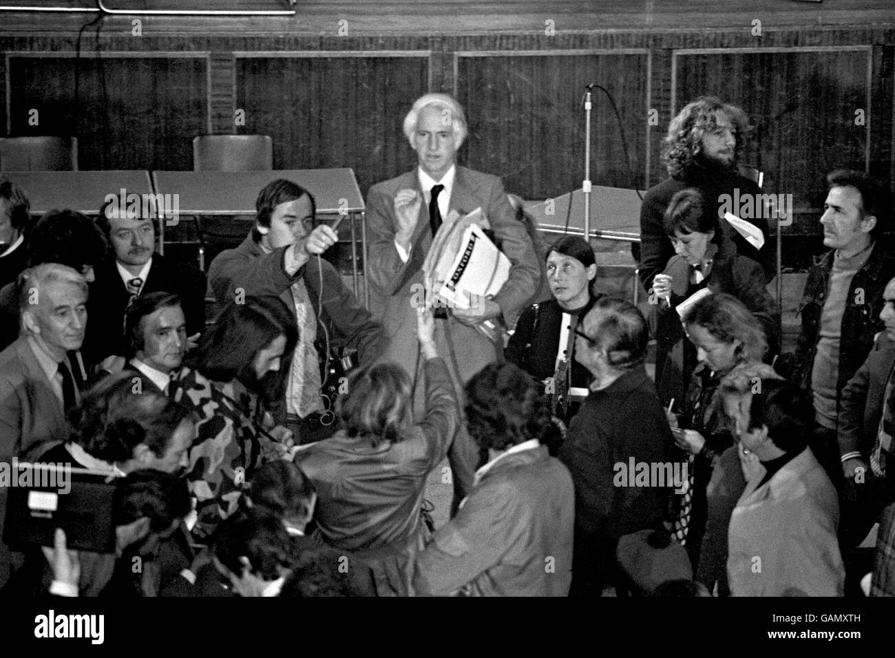 John Tyme, attivista anti-autostrada, presso il municipio di Hornsey a Londra Nord, dopo le dimostrazioni ha interrotto un'indagine pubblica sulla fornitura di strade di sicurezza per il progetto di miglioramento di Archway da 11 milioni di euro per la A1 nel centro di Londra. Foto Stock