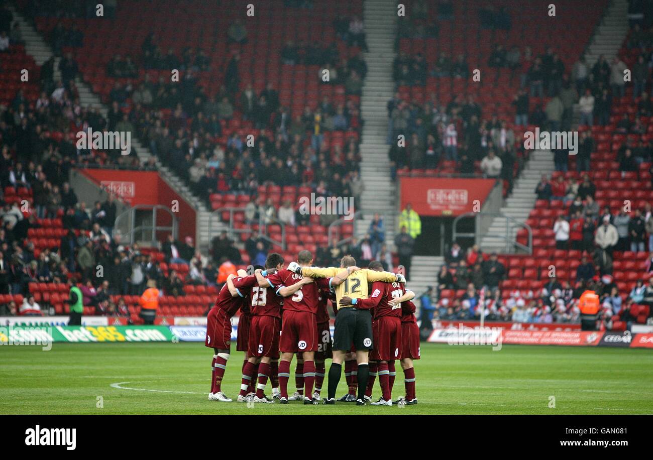 Calcio - Coca-Cola Football League Championship - Southampton v Burnley - St. Mary's Stadium. Burnley forma un huddle prima del gioco. Foto Stock