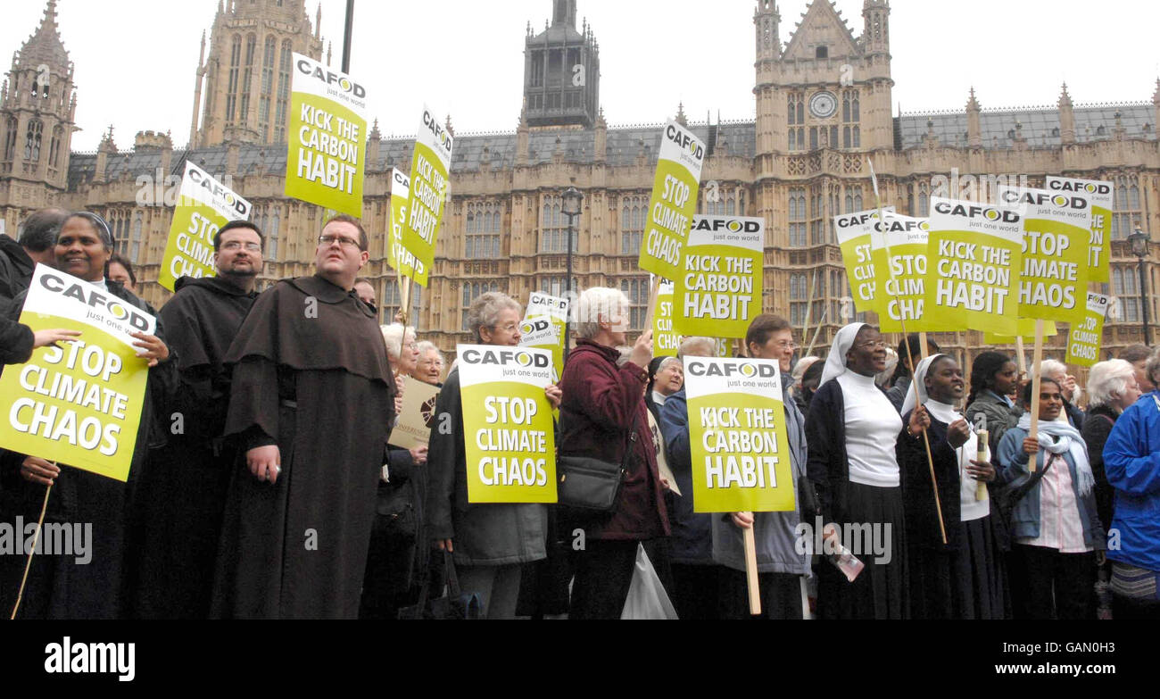 La scena di questa mattina a Westminster durante una protesta di monache, monaci e clero che hanno partecipato a una protesta "kick the carbon habit", in cui hanno chiesto ai parlamentari di rafforzare il disegno di legge sul cambiamento climatico. Foto Stock