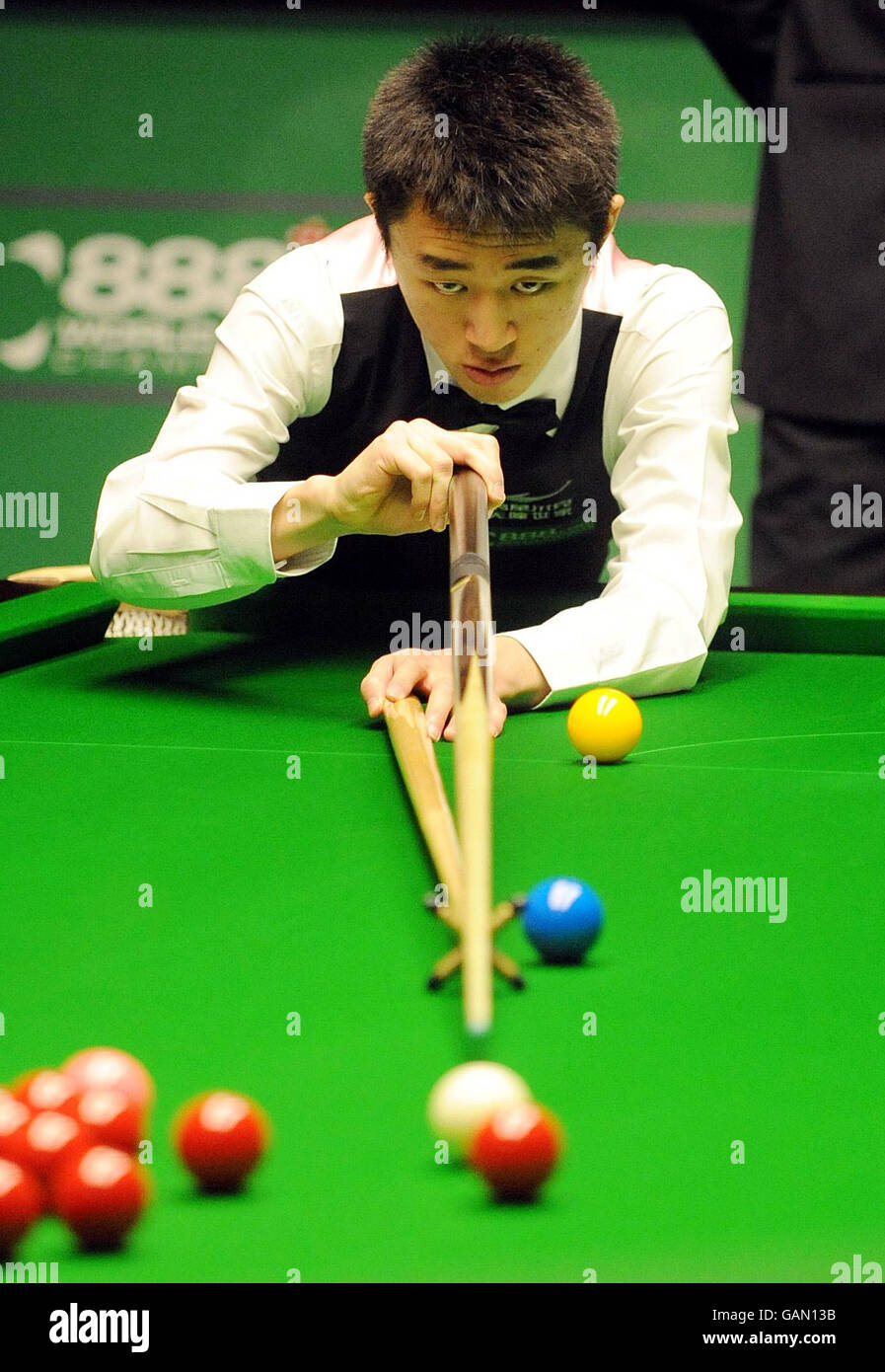 Liu Chuang al tavolo durante la sua prima partita di round contro Ronnie o'Sullivan durante il Campionato del mondo di Snooker 888.com al Crucible Theatre di Sheffield. Foto Stock