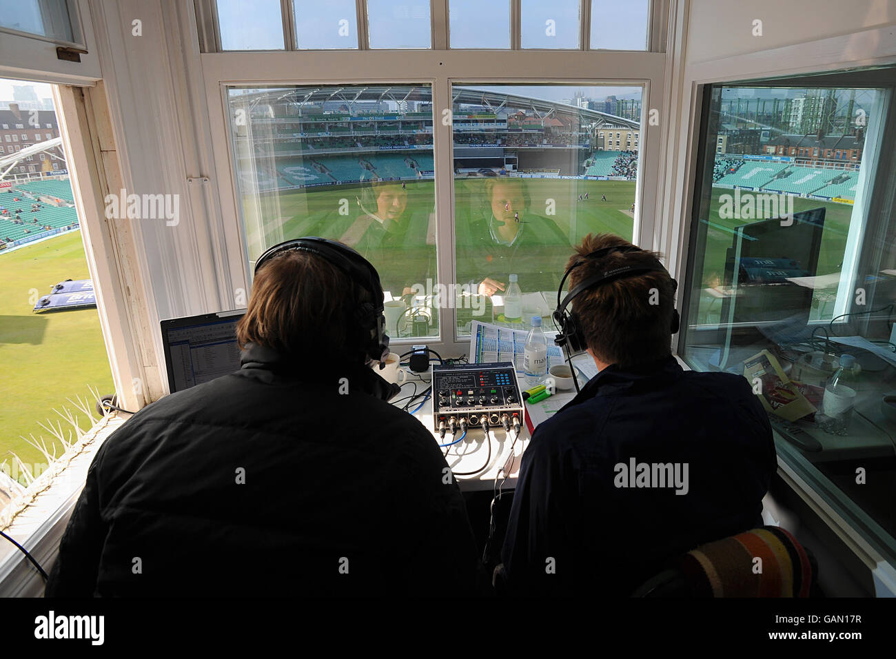 Cricket - Friends Provident Trophy - Surrey v Middlesex - The Brit Oval. Mark Church, commentatore della BBC London (a sinistra), racconta la partita dal riquadro dei commenti. Foto Stock