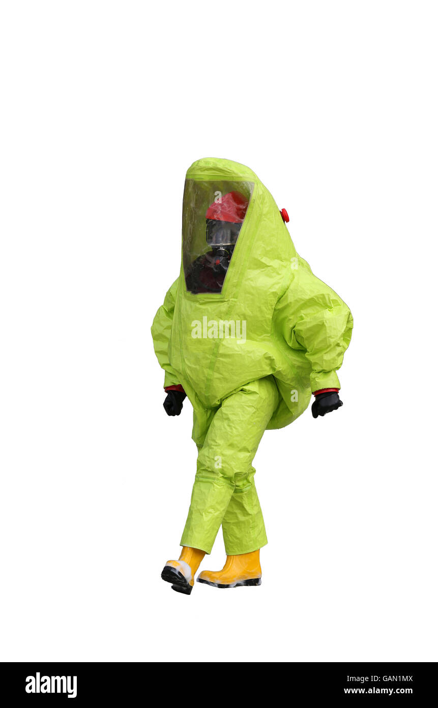 Uomo con giallo ingranaggio protettivo su sfondo bianco Foto Stock