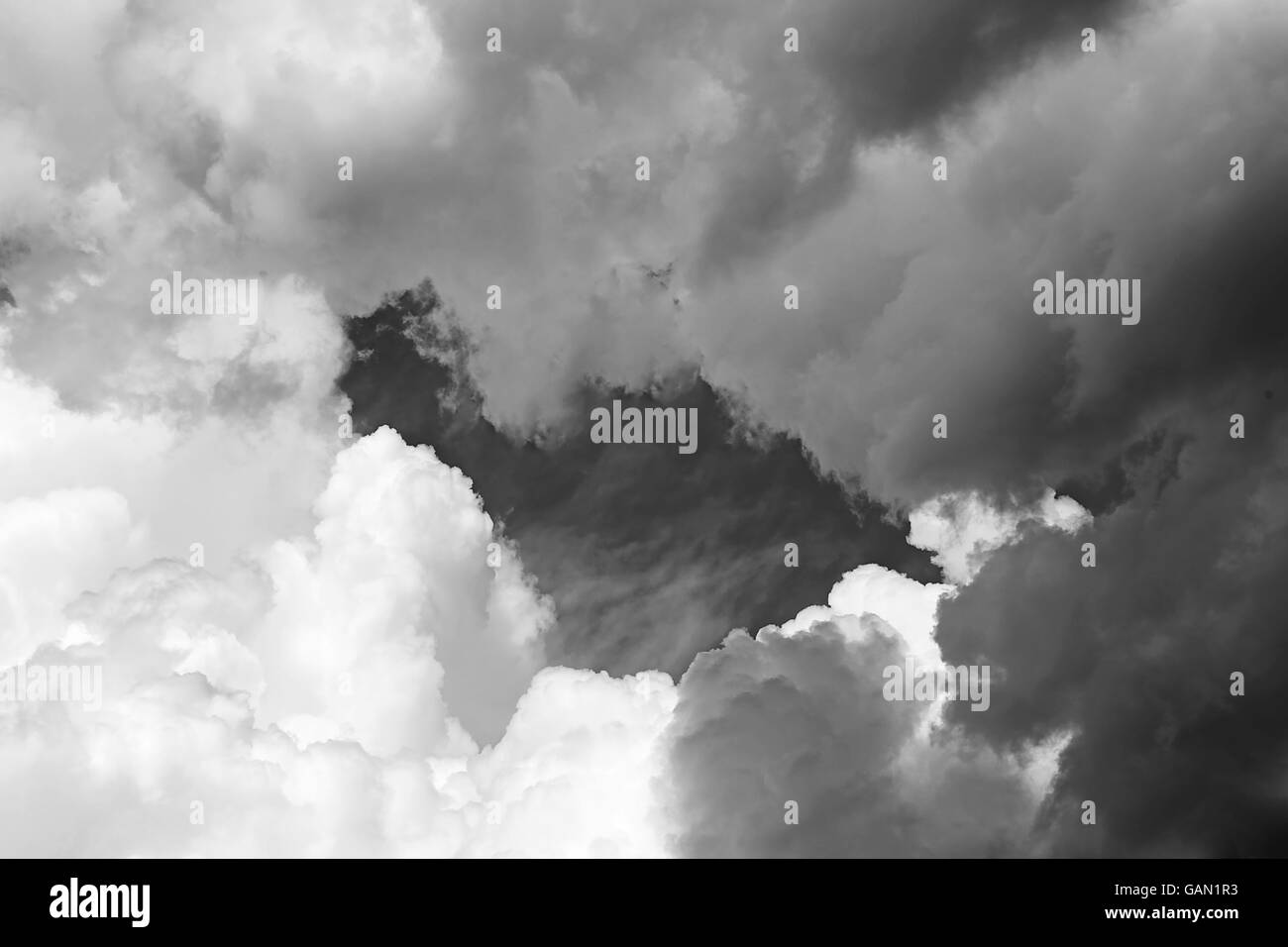 Il bianco delle nuvole nel cielo in estate in nero e bianco Foto Stock