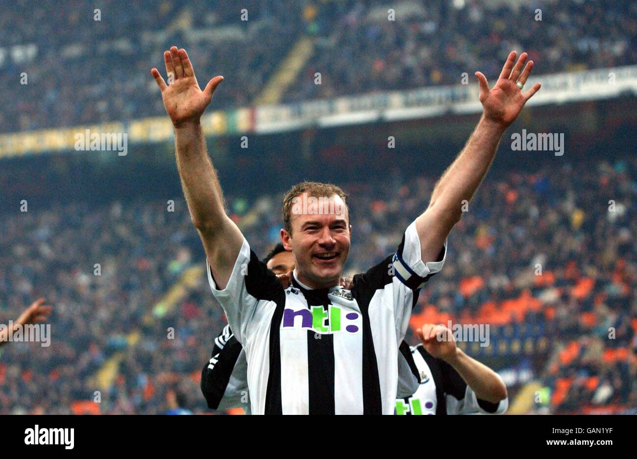 Alan Shearer di Newcastle United festeggia il suo secondo obiettivo Il gioco contro Inter Milano Foto Stock