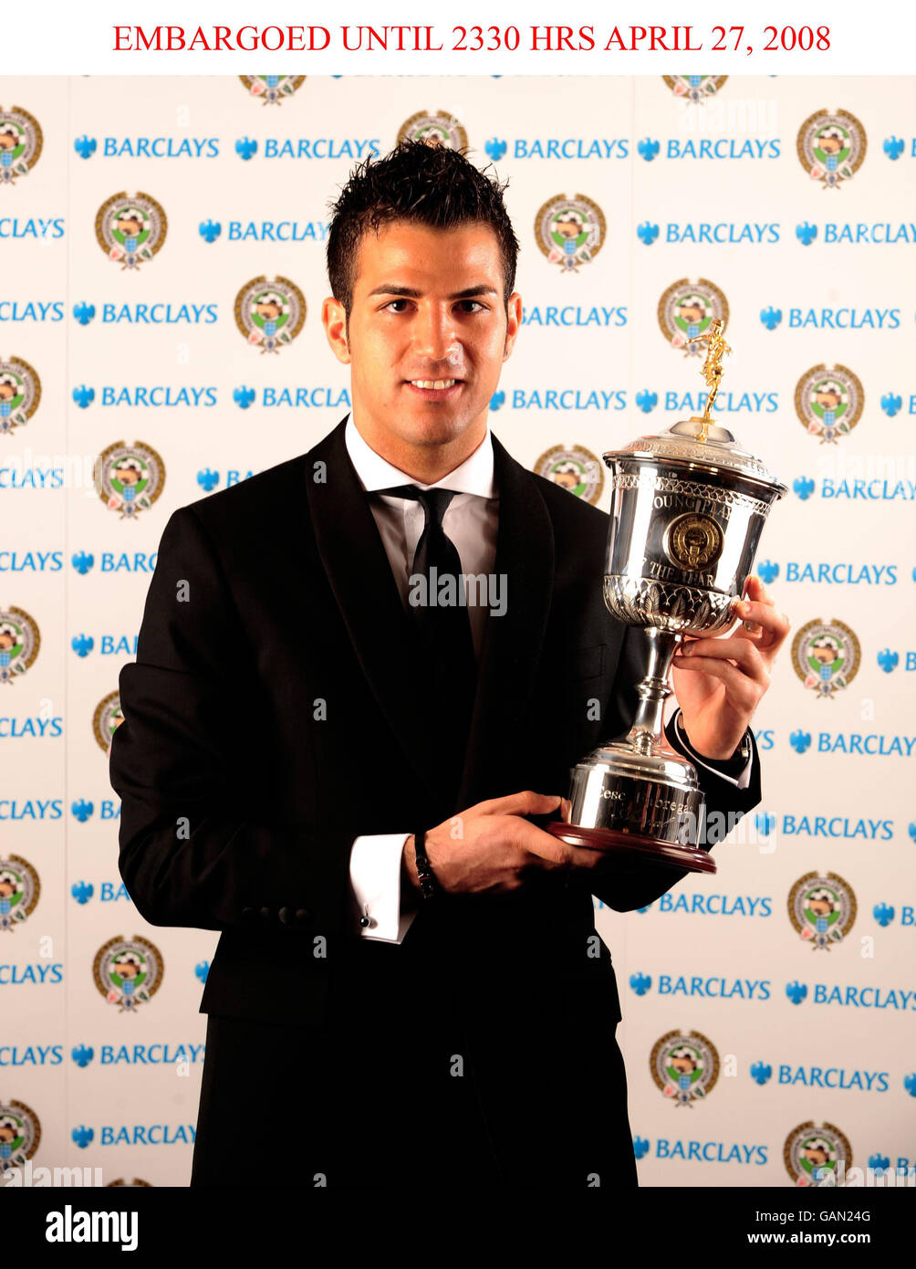 Calcio - PFA Player of the Year Awards 2008 - Grosvenor Hotel. Francesc Fabregas di Arsenal con il suo trofeo per il giovane giocatore dell'anno 2008. Foto Stock