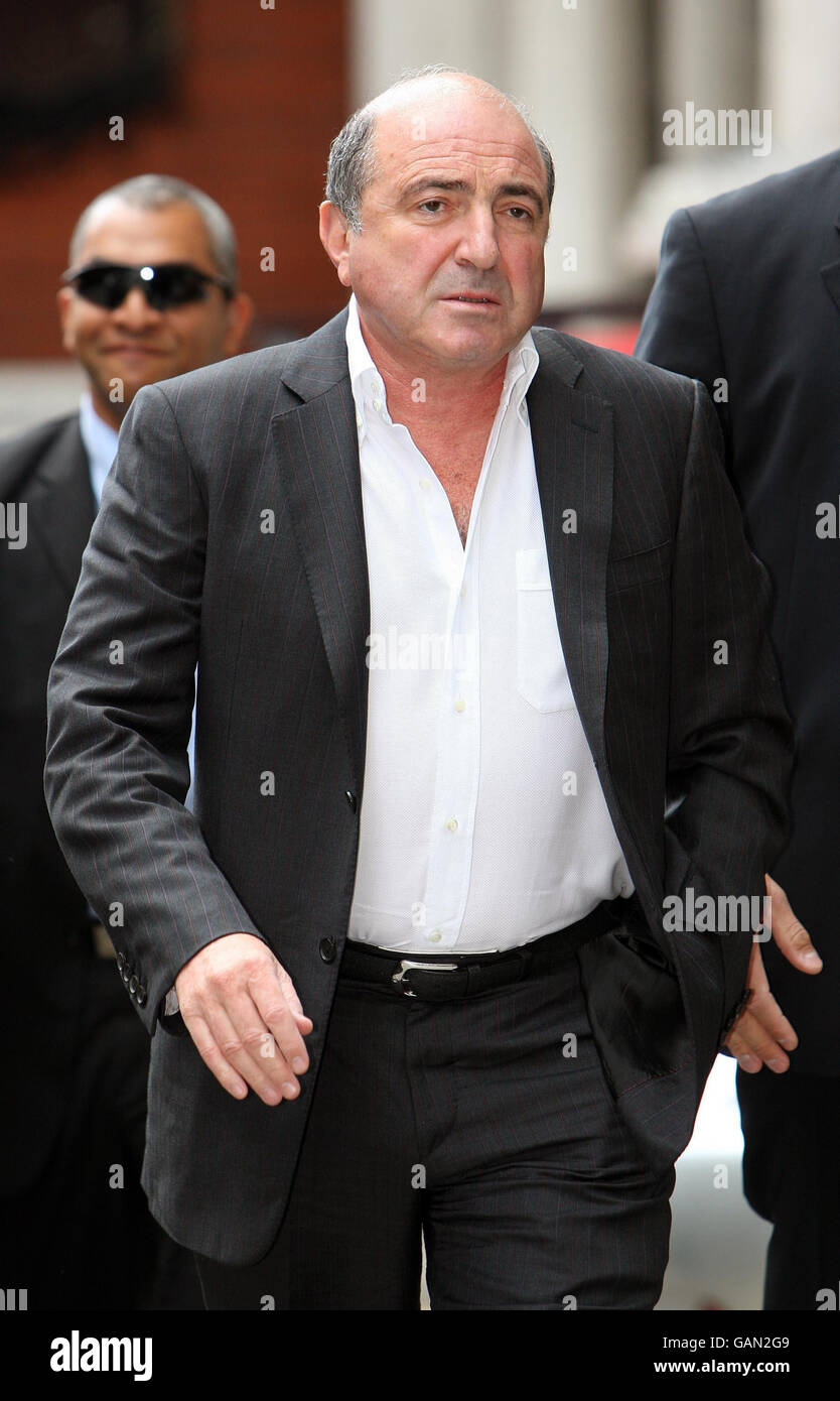 L'uomo d'affari russo Boris Berezovsky arriva alla High Court di Londra, dove sta cagliando Roman Abramovich, proprietario della squadra di calcio del Chelsea. Foto Stock