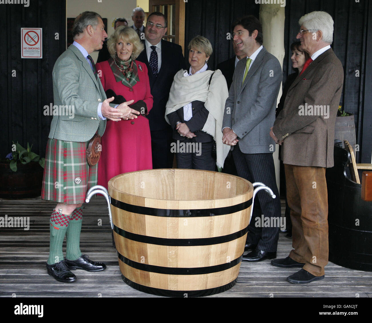 Le loro altezze reali il duca e la duchessa di Rothesay durante Una visita alla cooperage di Speyside Foto Stock