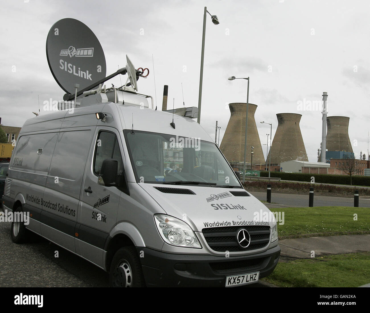 Carrelli satellite SIS che coprono l'azione industriale in INEOS OIL Raffineria a Grangemouth Foto Stock