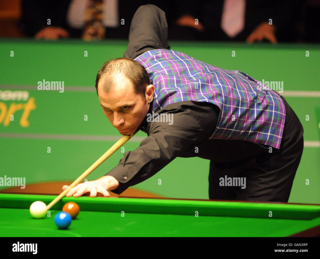 Snooker - Campionati Mondiali di Snooker 888.com - il quattordici° giorno - il Teatro Crucible. Joe Perry al tavolo durante la sua semifinale durante il Campionato del mondo di Snooker 888.com al Crucible Theatre di Sheffield. Foto Stock