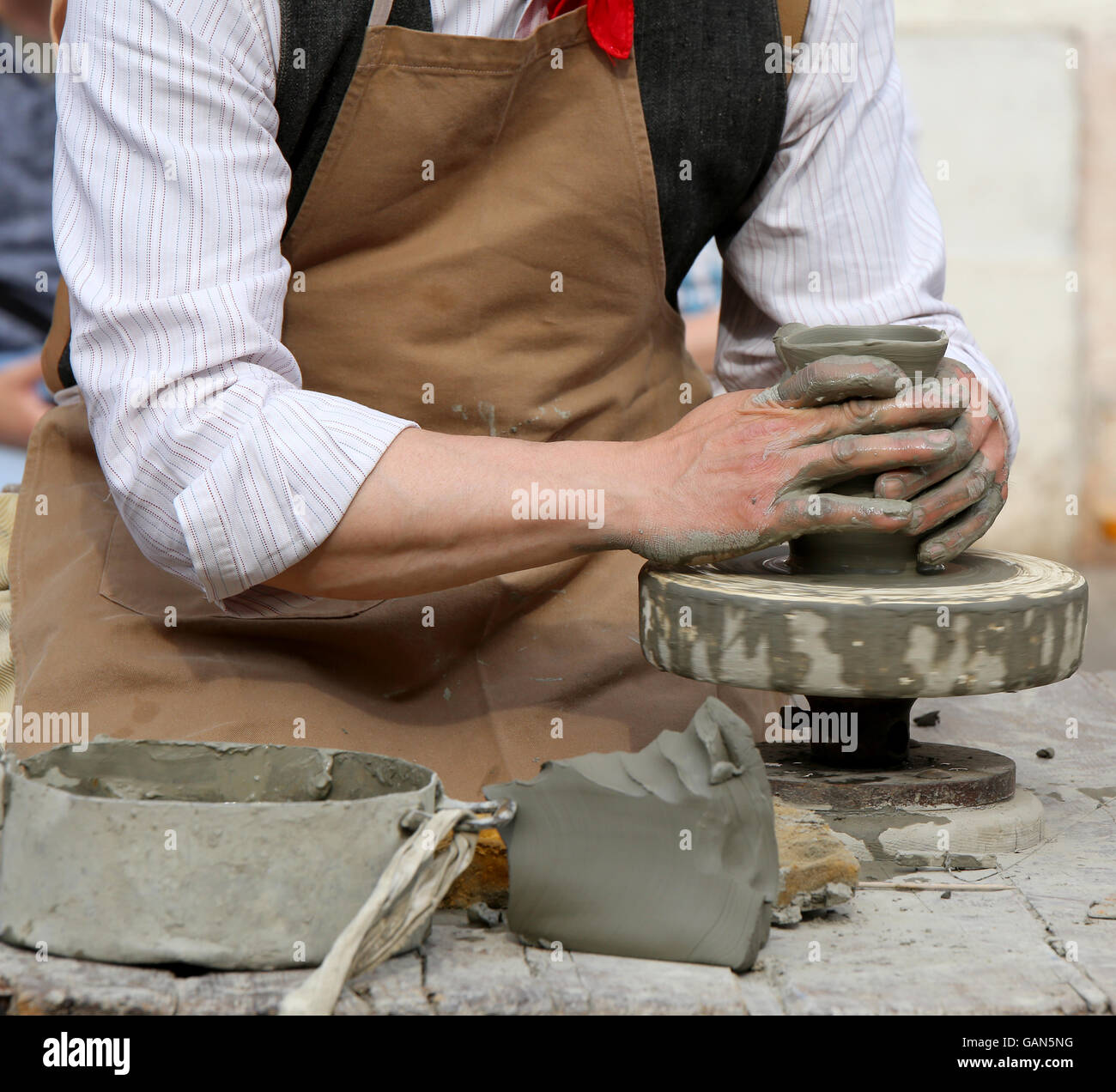 Artigiano potter sagomatura di creta per fare un bel vaso fatte a mano Foto Stock