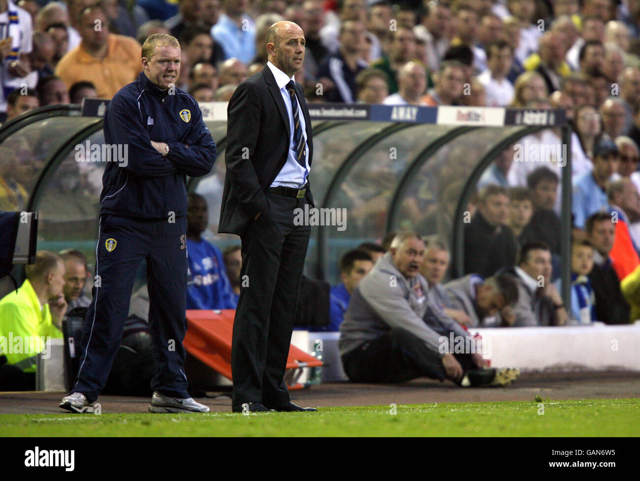 Gary McAllister, il manager di Leeds United, guarda avanti con il suo assistente Steve Staunton durante la partita di prima tappa della Coca-Cola League One Play Off semi Final a Elland Road, Leeds. Foto Stock