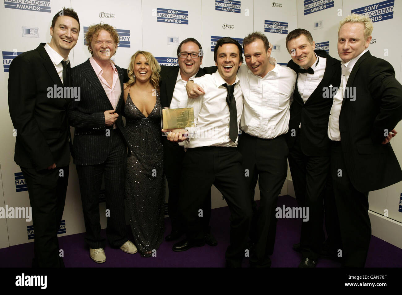 Mick Hucknall (seconda a sinistra) presenta il premio Station of the Year - 1 Million Plus a Key 103 durante i Sony radio Academy Awards al Grosvenor House Hotel nel centro di Londra. Foto Stock