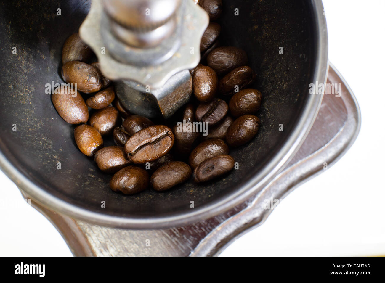 Mulino a mano vecchio stile con chicchi di caffè. Foto Stock