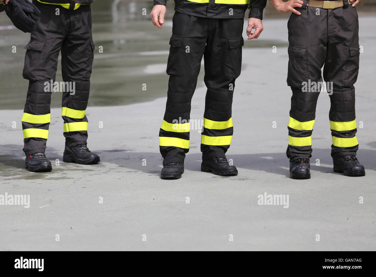 Stivali uniforme dei vigili del fuoco italiani trovanella firehouse Foto  stock - Alamy