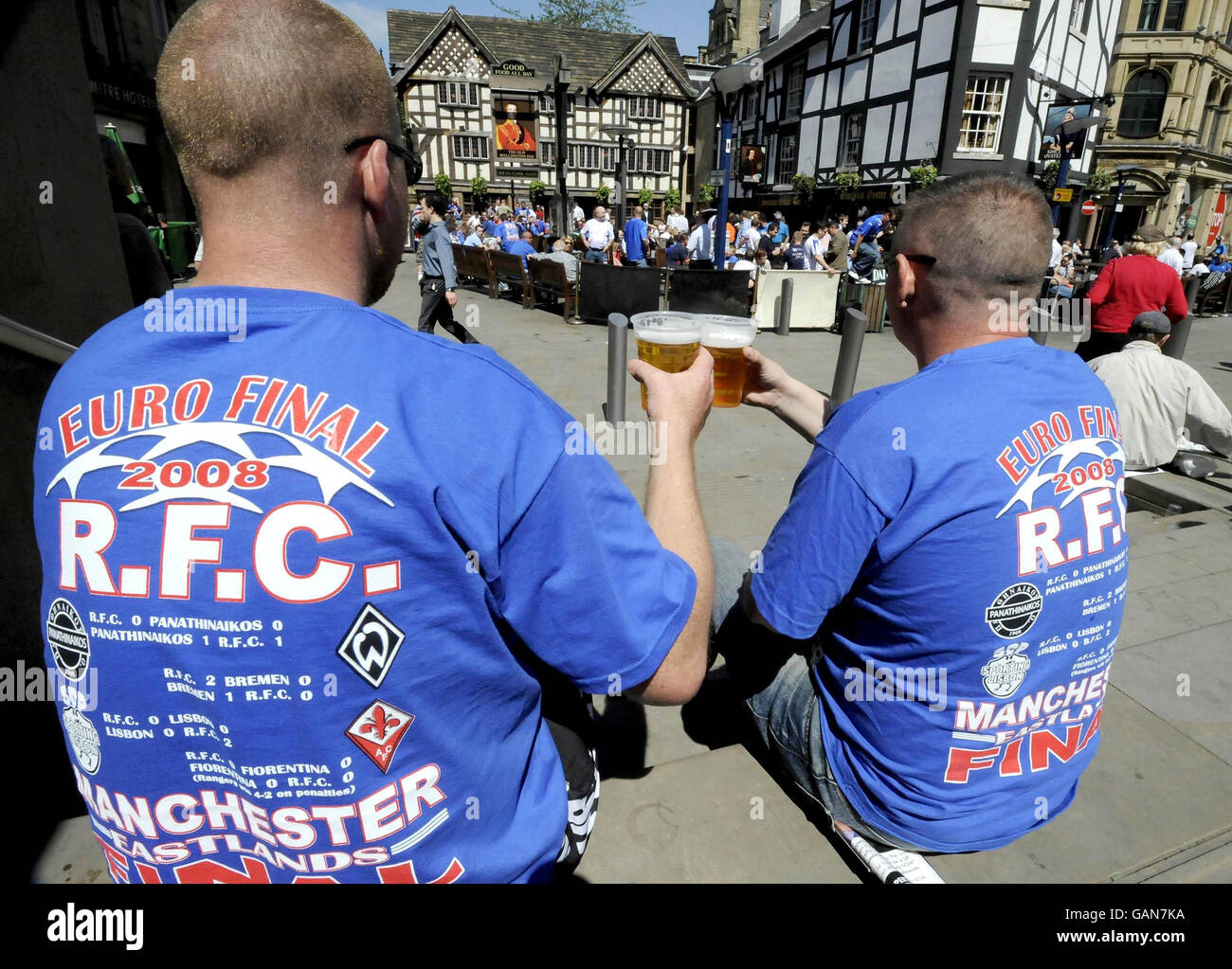 I fan dei Glasgow Rangers potranno godersi un drink a Manchester, mentre la città si prepara a circa 120,000 fan dei Rangers che si aspettano di decend in città per la finale della Coppa UEFA che si terrà domani sera. Foto Stock