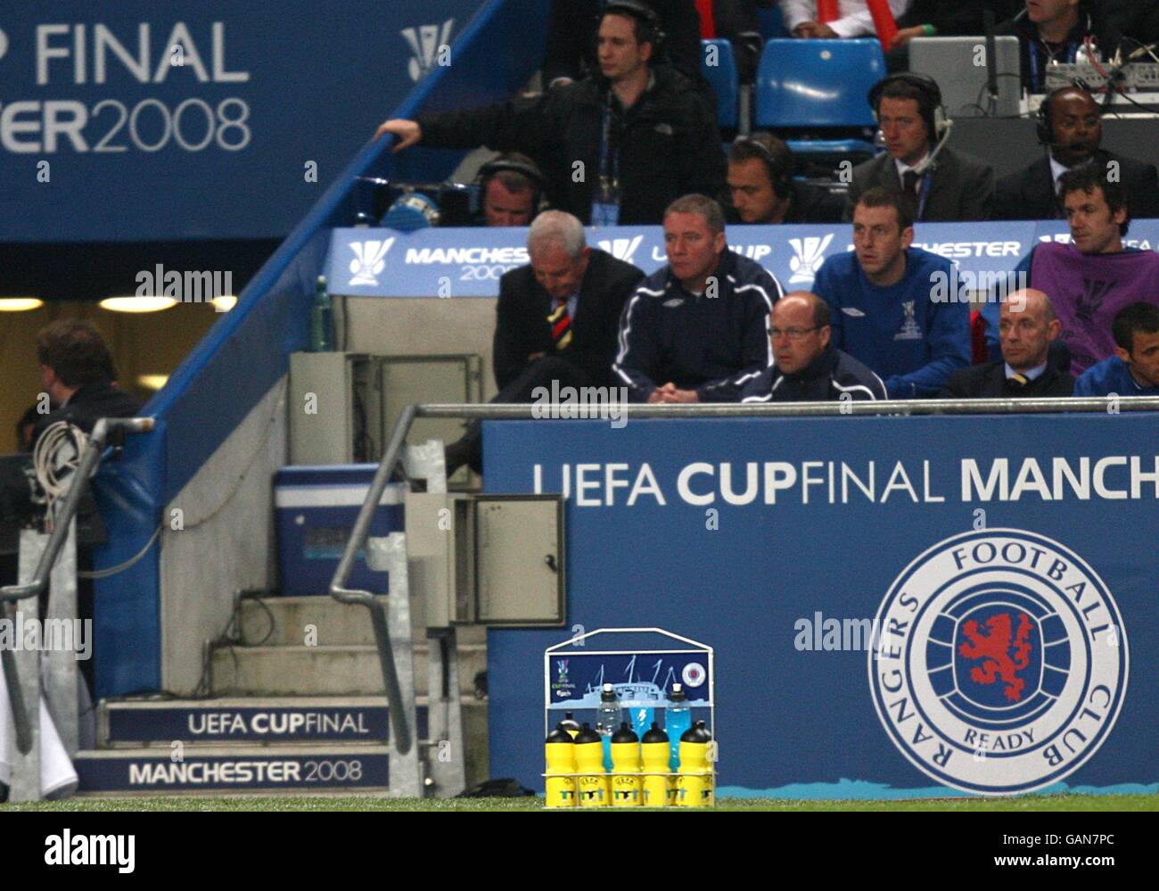 Il direttore dei Rangers Walter Smith (l) negli stand durante il Finale coppa UEFA Foto Stock