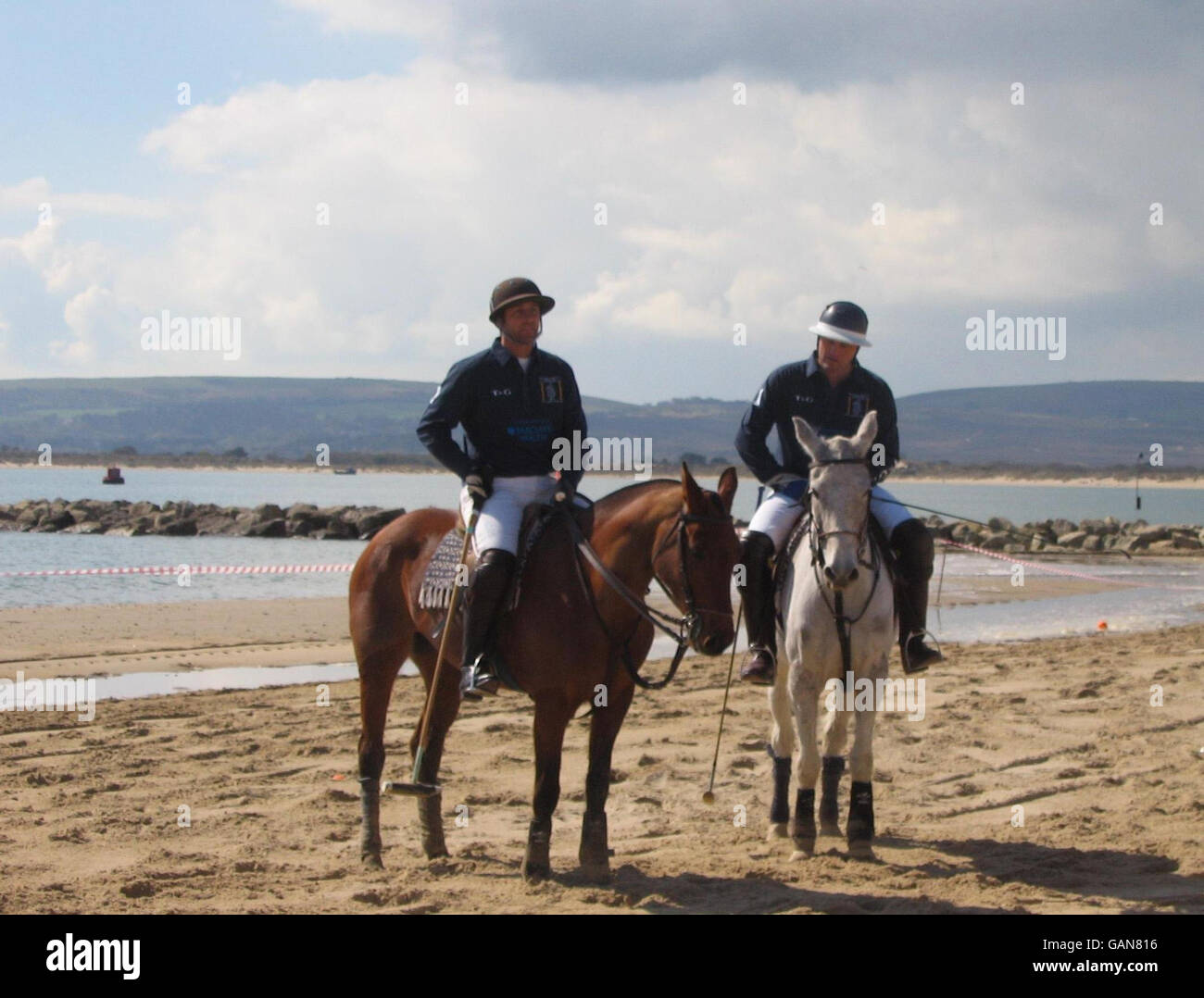 I campioni di polo in Inghilterra Roddy Williams (a sinistra) e Peter Webb su Sandbanks Beach, Dorset per il lancio del primo torneo di polo europeo. Foto Stock