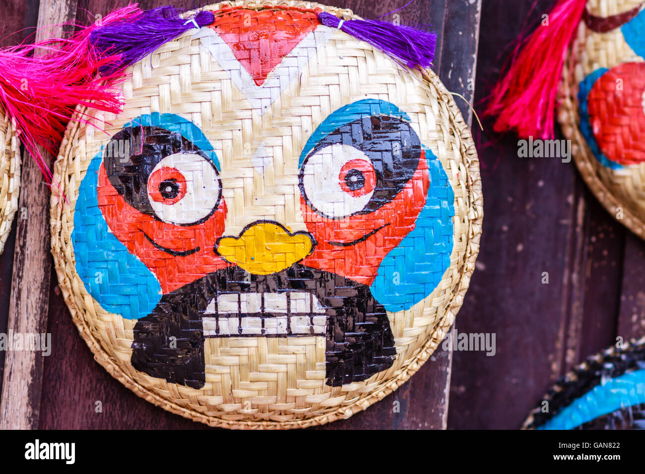 La maschera sfumata venduto per le strade di Hanoi, Vietnam Foto Stock