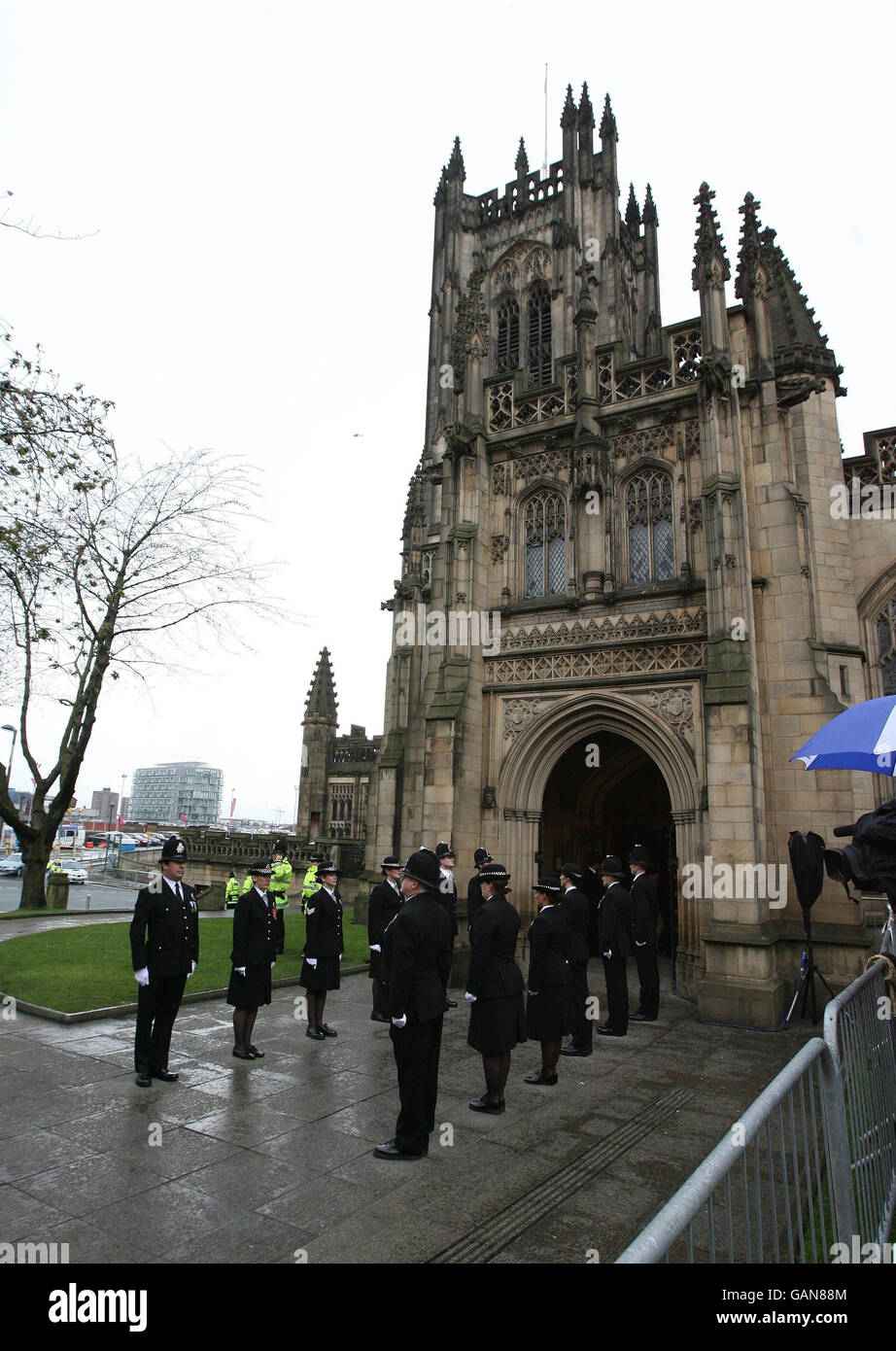 Ufficiali di polizia fuori dalla cattedrale di Manchester per il servizio commemorativo tenuto per il capo della polizia Michael Todd. Foto Stock