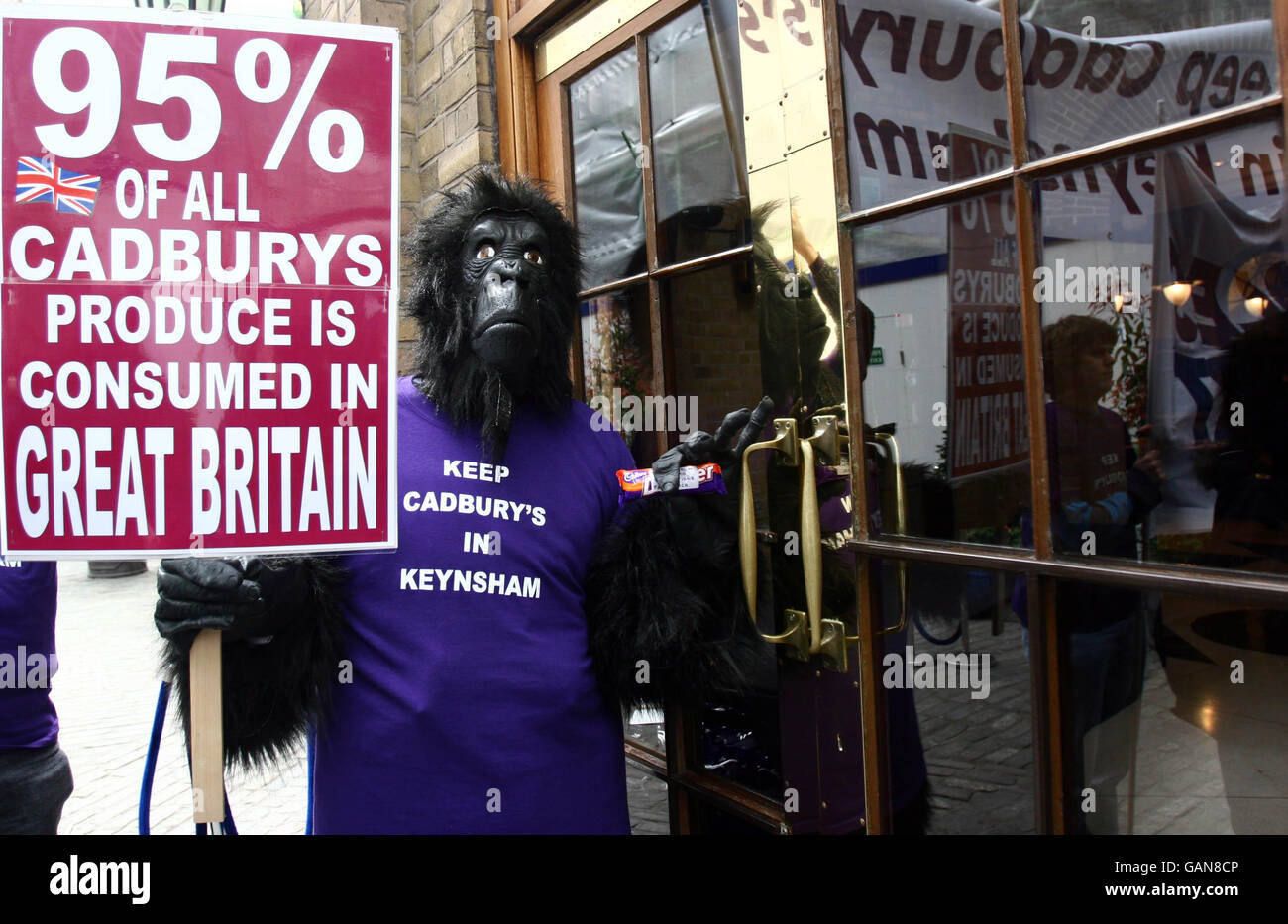 Amoree Radford, della fabbrica di Cadbury a Keynsham, vicino Bristol, protesta alle riunioni di Cadbury Schweppes alla fabbrica di birra a Chiswell Street, Londra, contro la chiusura della fabbrica di Keynsham Cadbury Schweppes che trasferiscono la produzione in Polonia e Bournville. Foto Stock