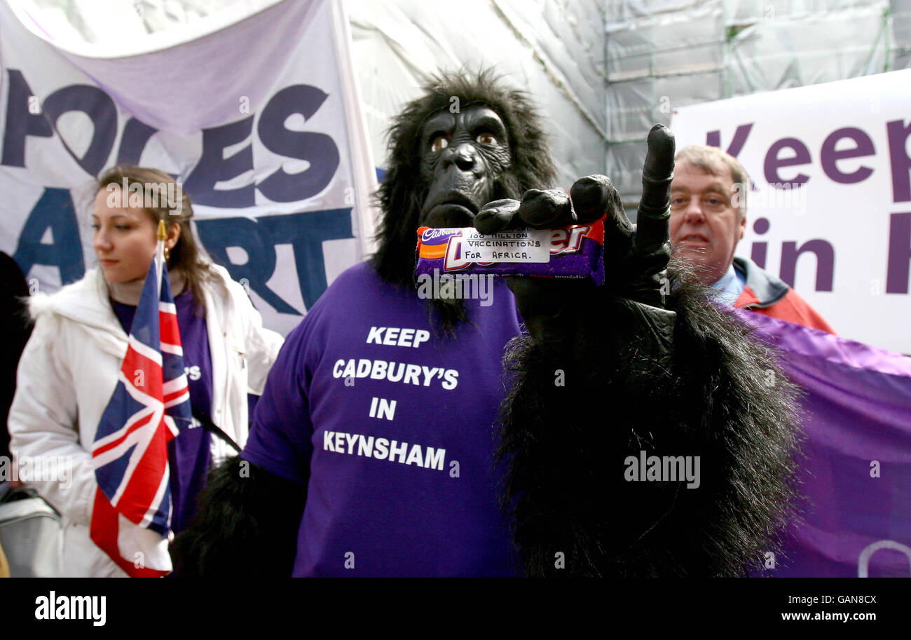Lavoratori della fabbrica Cadbury a Keynsham, vicino a Bristol, proteste alle riunioni Cadbury Schweppes presso la Birreria di Chiswell Street, Londra, contro la chiusura della fabbrica Keynsham Cadbury Schweppes che trasferiscono la produzione in Polonia e Bournville. Foto Stock