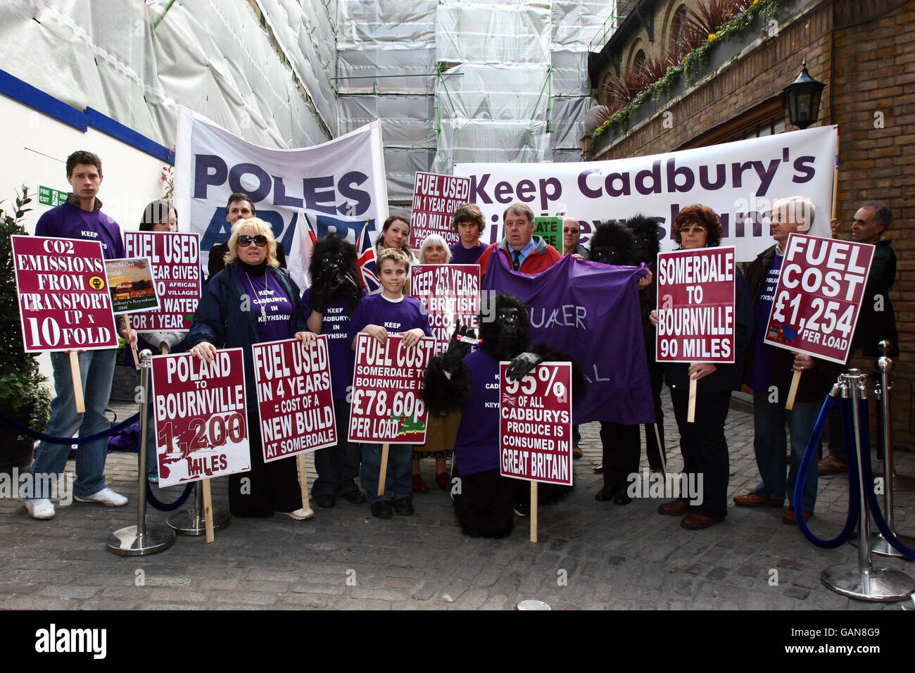 Lavoratori della fabbrica Cadbury a Keynsham, vicino a Bristol, proteste alle riunioni Cadbury Schweppes presso la Birreria di Chiswell Street, Londra, contro la chiusura della fabbrica Keynsham Cadbury Schweppes che trasferiscono la produzione in Polonia e Bournville. Foto Stock