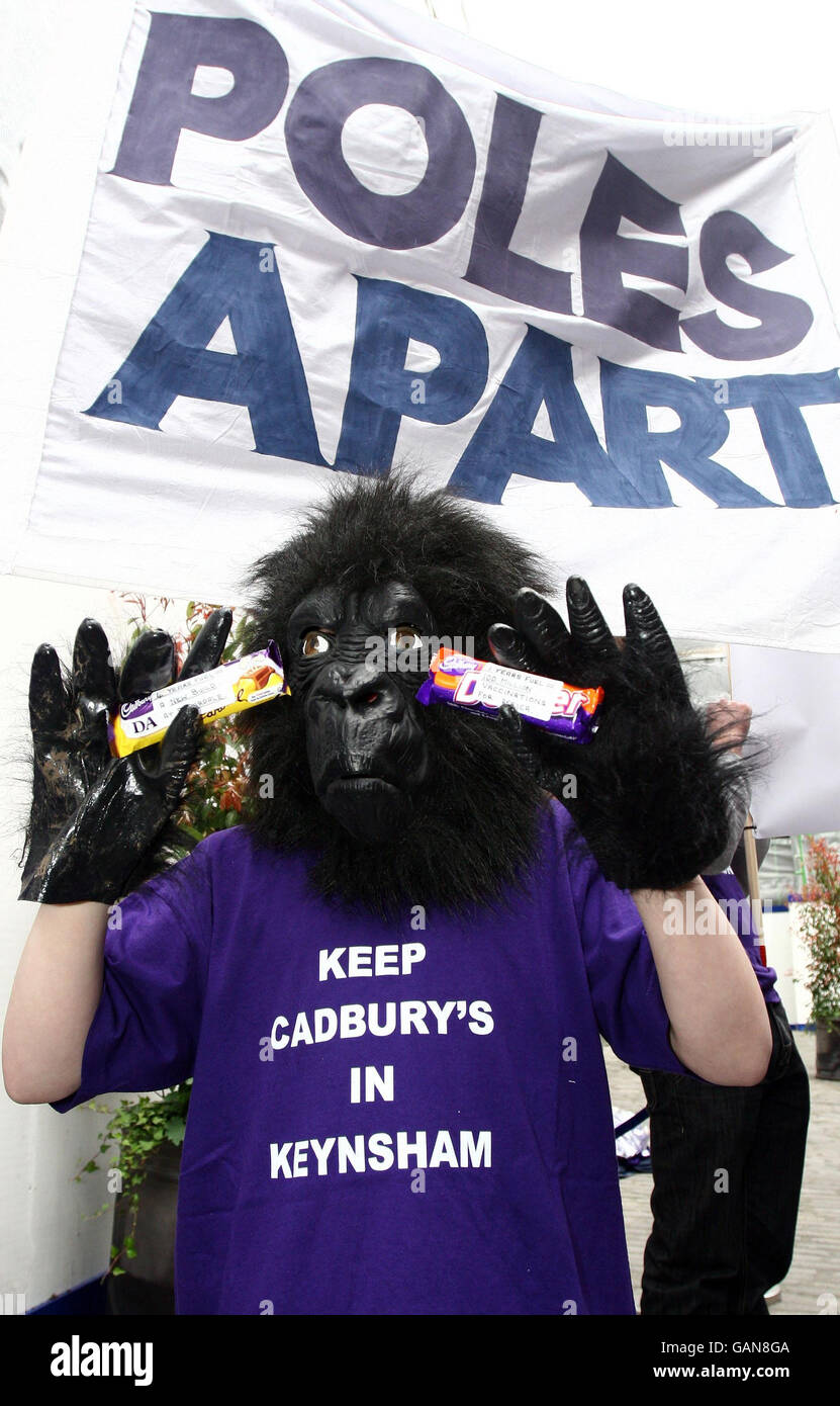 Un lavoratore della fabbrica Cadbury a Keynsham, vicino a Bristol, protesta alle riunioni Cadbury Schweppes presso la Birreria di Chiswell Street, Londra, contro la chiusura della fabbrica Keynsham Cadbury Schweppes che trasferiscono la produzione in Polonia e Bournville. Foto Stock