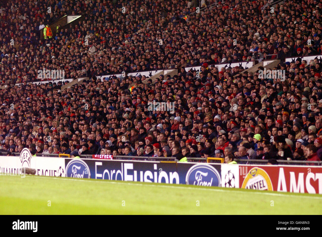 Calcio - UEFA Champions League - Gruppo D - Manchester United / Juventus. I fan di Manchester United guardano la partita Foto Stock