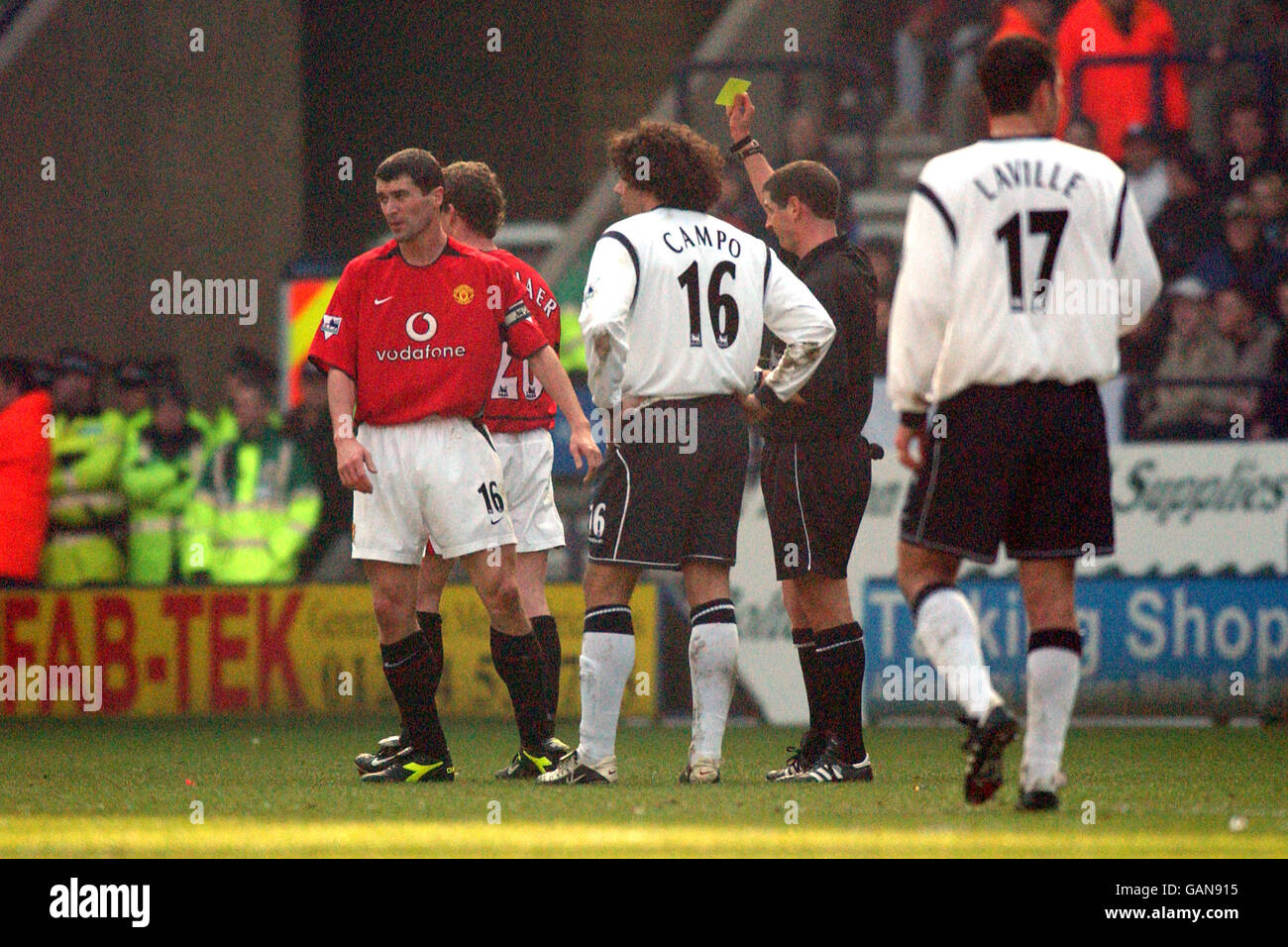 Calcio - fa Barclaycard Premiership - Bolton Wanderers / Manchester United. Roy Keane del Manchester United viene assegnato un cartellino giallo dall'arbitro durante il gioco contro Bolton Wanderers Foto Stock