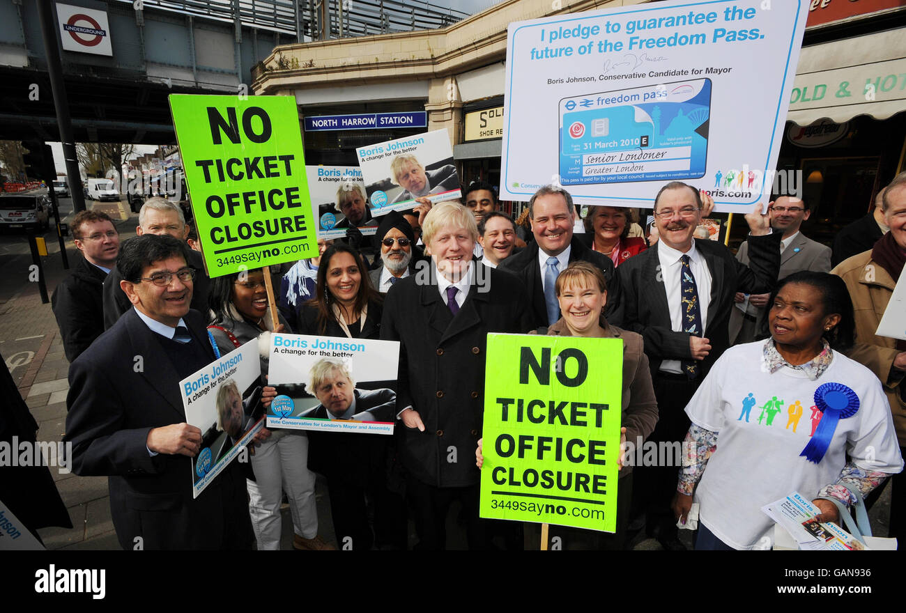 Foto del candidato Mayoral conservatore di Londra, Boris Johnson, in High Street, Wembley, Londra, Dove si fermò a prestare il suo sostegno a una protesta locale contro gli attuali piani sostenuti dal sindaco Ken Livingstone per chiudere la biglietteria alla stazione di North Harrow, durante la sua campagna di percorso oggi prima delle elezioni Maya del 1 maggio. Foto Stock