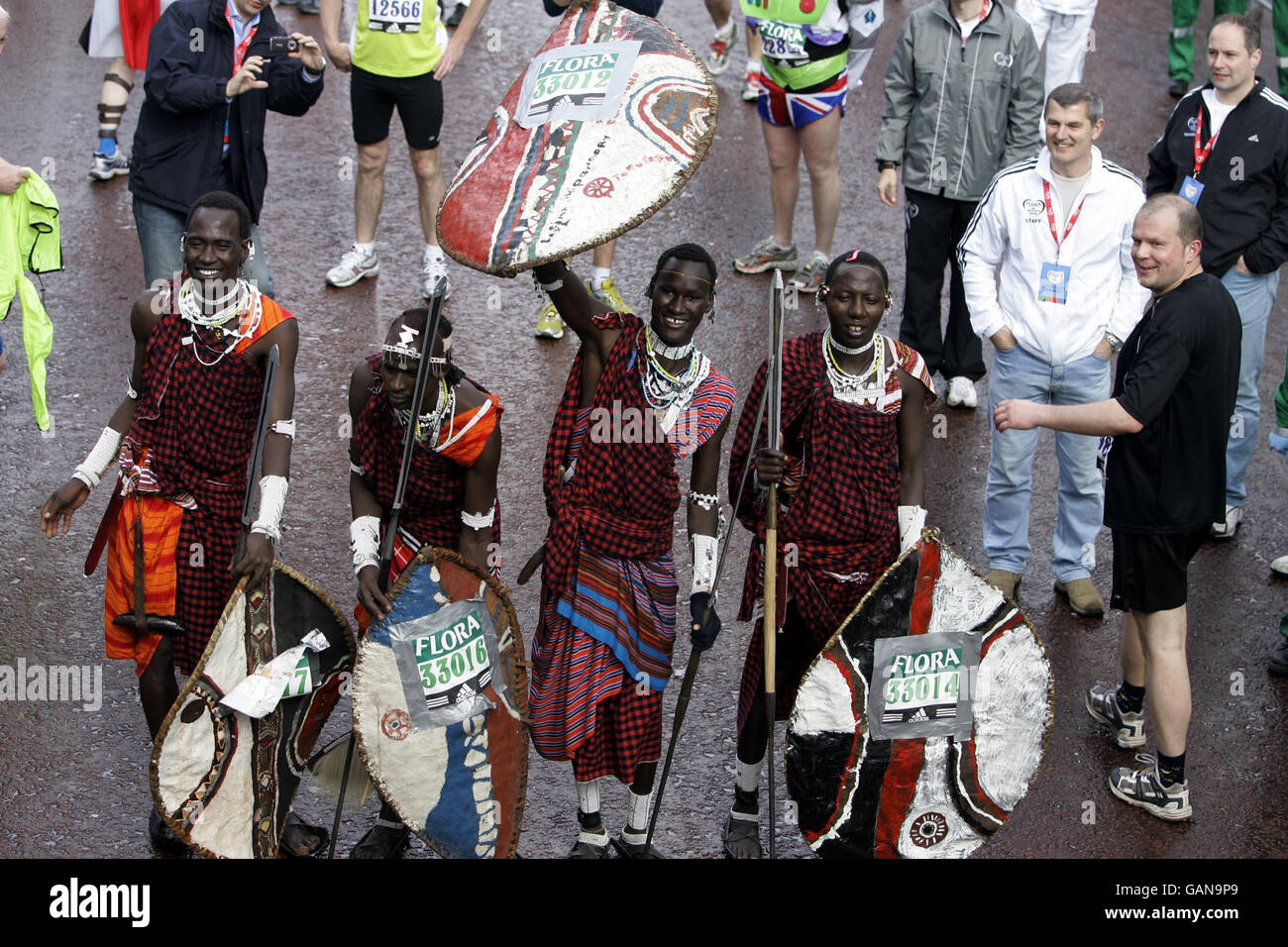 Flora Maratona di Londra. I guerrieri Masai del Kenya alla fine della Flora London Marathon. Foto Stock
