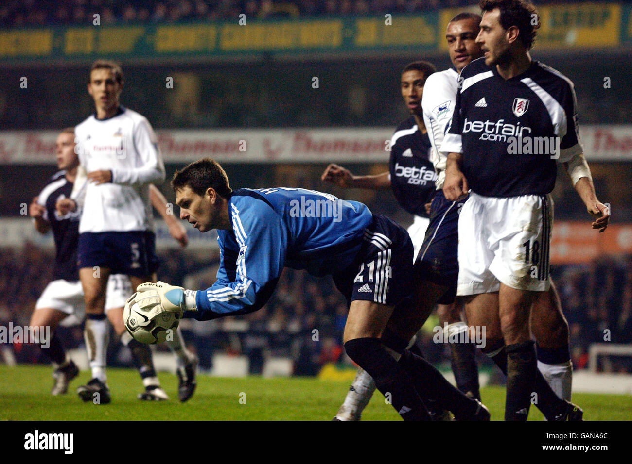 Calcio - fa Barclaycard Premiership - Tottenham Hotspur v Fulham. Martin Herrera, portiere di Fulham, salva la palla per negare a Tottenham un obiettivo vincente Foto Stock