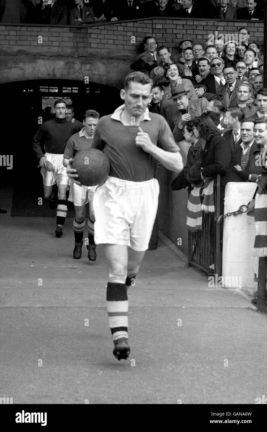 Il capitano del Chelsea Roy Bentley guida la sua squadra per la loro partita finale di casa della stagione, in cui una vittoria li vedrebbe aggrappare il titolo di primo campionato di divisione Foto Stock