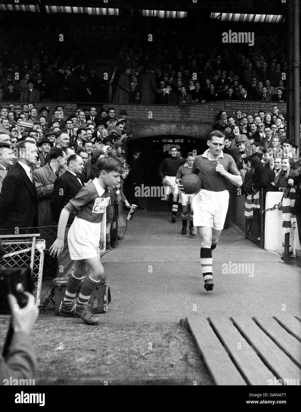 Il capitano del Chelsea Roy Bentley guida la sua squadra per la loro partita finale di casa della stagione, in cui una vittoria li vedrebbe aggrappare il titolo di primo campionato di divisione Foto Stock