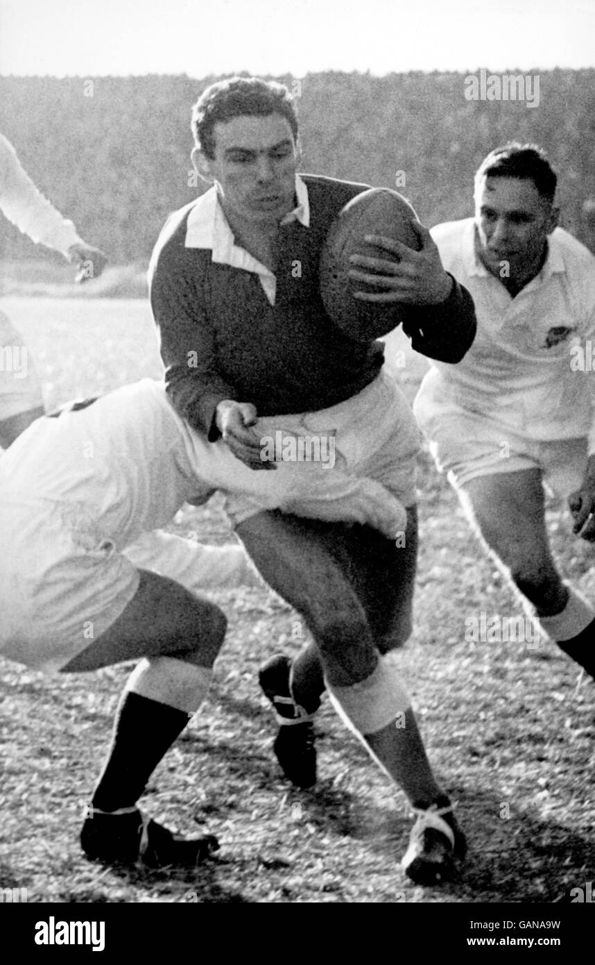 Dewi Beb (c) del Galles rompe un'azione da Simon dell'Inghilterra Clarke (l) come l'inglese Peter Jackson (r) guarda sopra Foto Stock