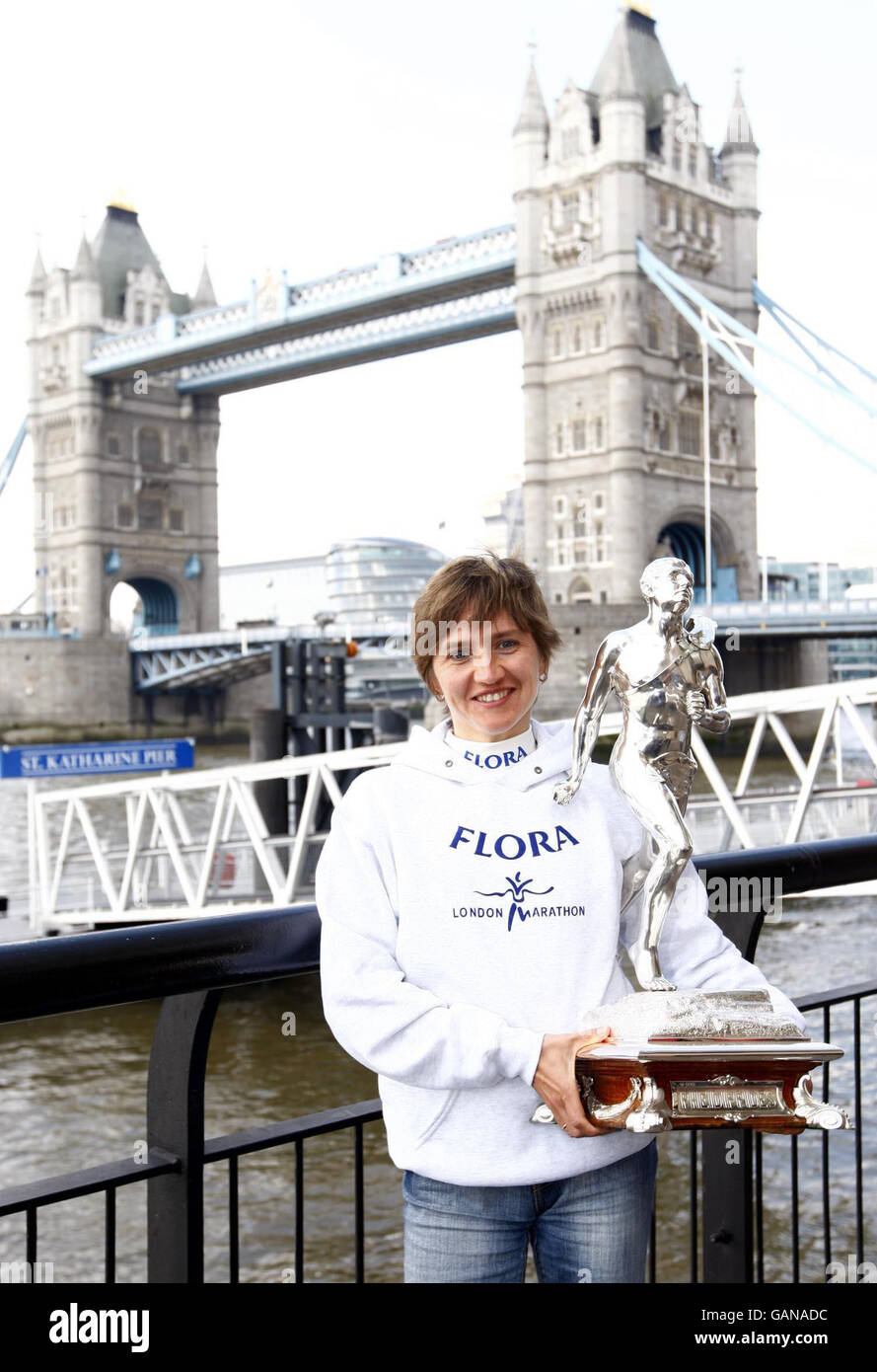 Donna Elite Marathon vincitore della Flora London Marathon, Irina Mikitenko, Germania, che ha attraversato la linea nel 2.24.14, durante una telefonata al Tower Hotel di Londra. Foto Stock