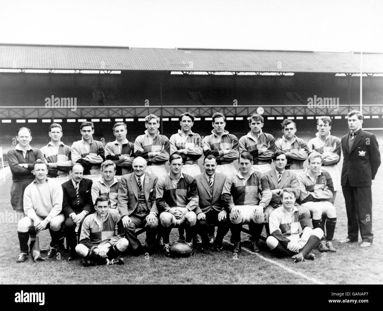 Gruppo del team di Harlequins: (Back row, l-r) MHR King, G Paterson, J McPartlin, J Willcox, J Anbott, A Todman, B Spence, G Murray, P Fuller, H Eden, J Scott; (front row, l-r) R Whyte, H Gould, R McPartlin, Sir Wavell, J Wakefield, David Bartos, D, Gardare, David Bartoas, D, David Bartos, D, David, David, Gardare; (Seduto a terra, l-r) SJ Coles, M è andato Foto Stock