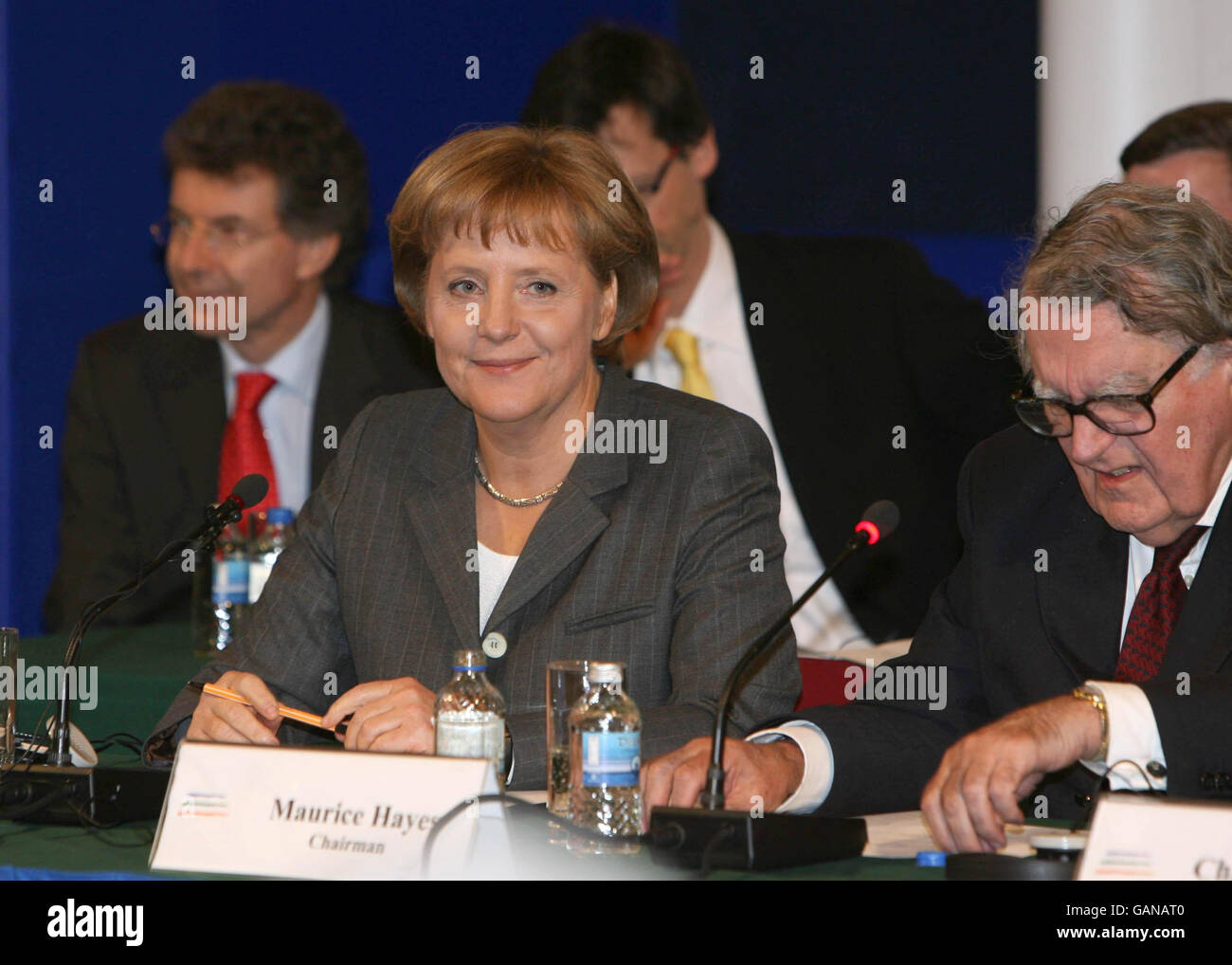 Il Presidente del Forum Nazionale sull'Europa Maurice Hayes presenta la cancelliera tedesca Angela Merkel prima di rivolgere oggi il suo discorso ai membri del Forum al Castello di Dublino. Foto Stock