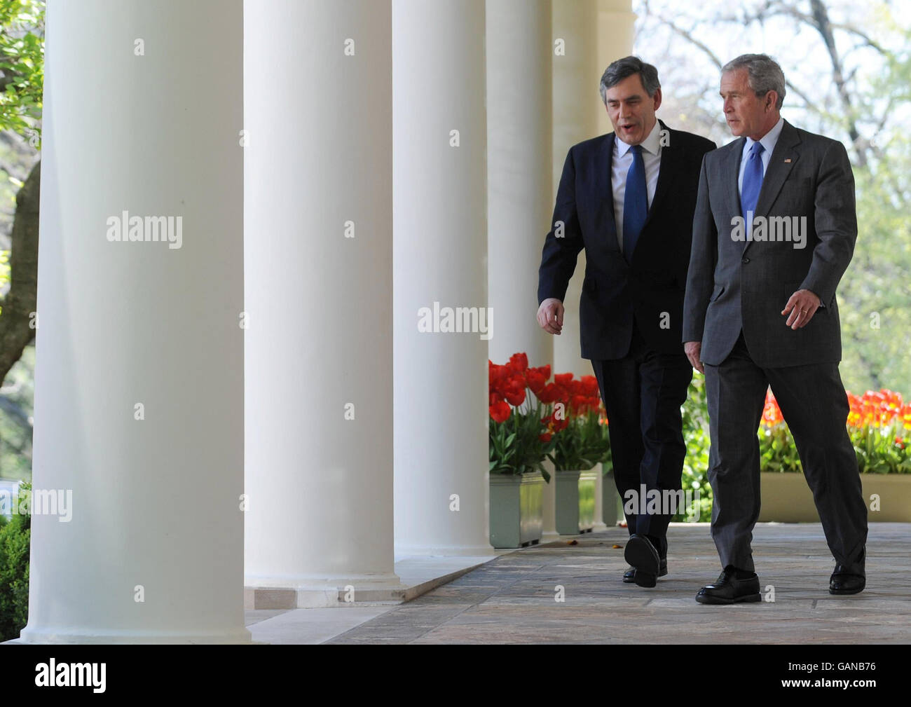 Il primo ministro Gordon Brown e il presidente americano George Bush (a destra) si recano al Rose Garden della Casa Bianca di Washington DC per una conferenza stampa il secondo giorno della visita di tre giorni del signor Brown negli Stati Uniti Foto Stock