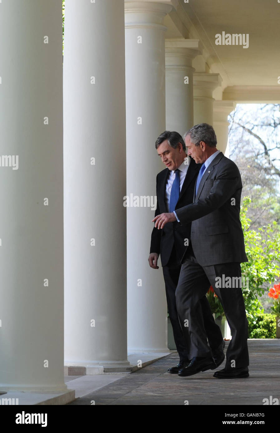Il primo ministro Gordon Brown e il presidente americano George Bush (a destra) si recano al Rose Garden della Casa Bianca di Washington DC per una conferenza stampa il secondo giorno della visita di tre giorni del signor Brown negli Stati Uniti Foto Stock