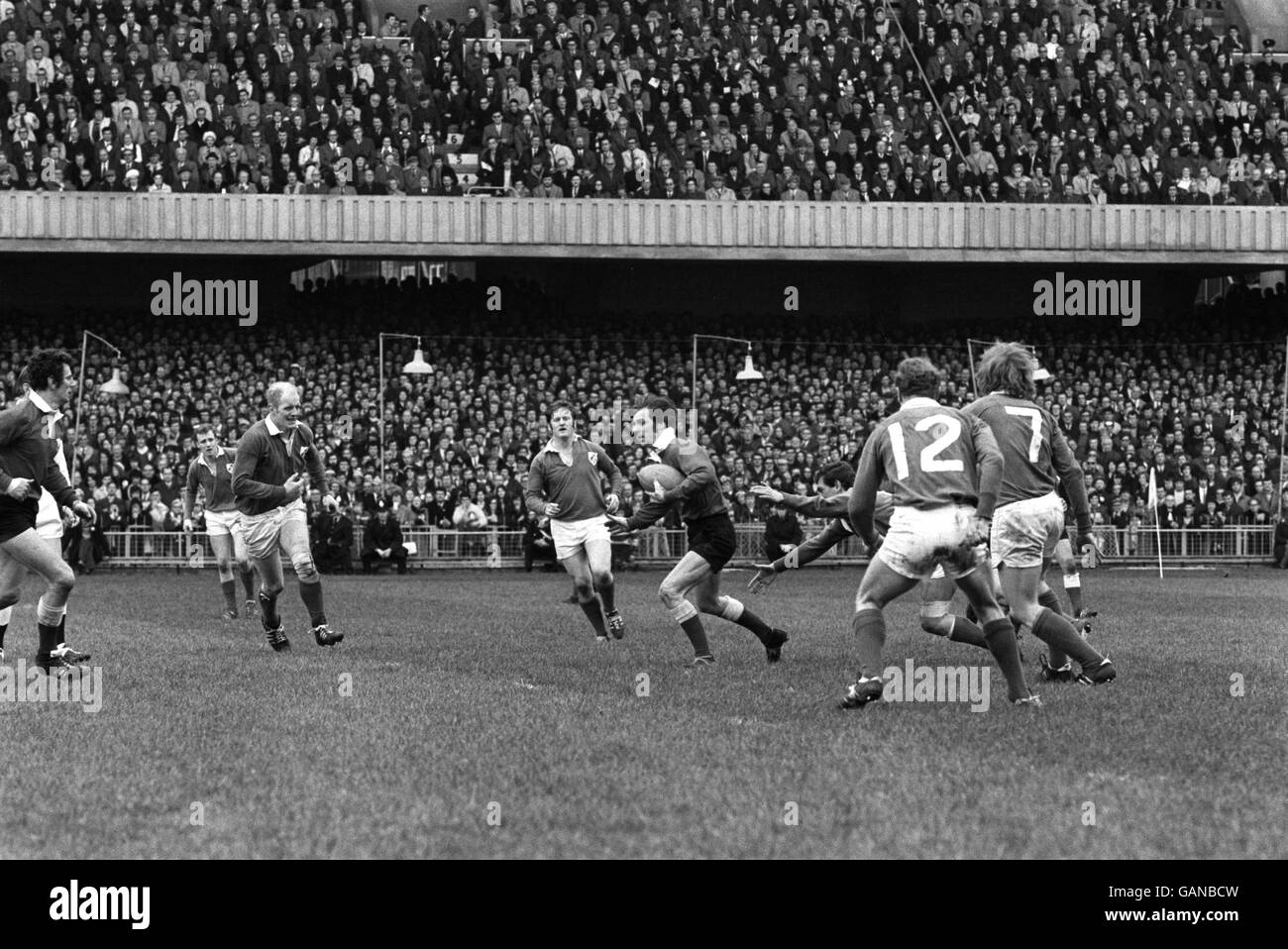 Rugby Union - Five Nations Championship - Galles / Irlanda. Barry John (c) del Galles attraversa la difesa irlandese Foto Stock